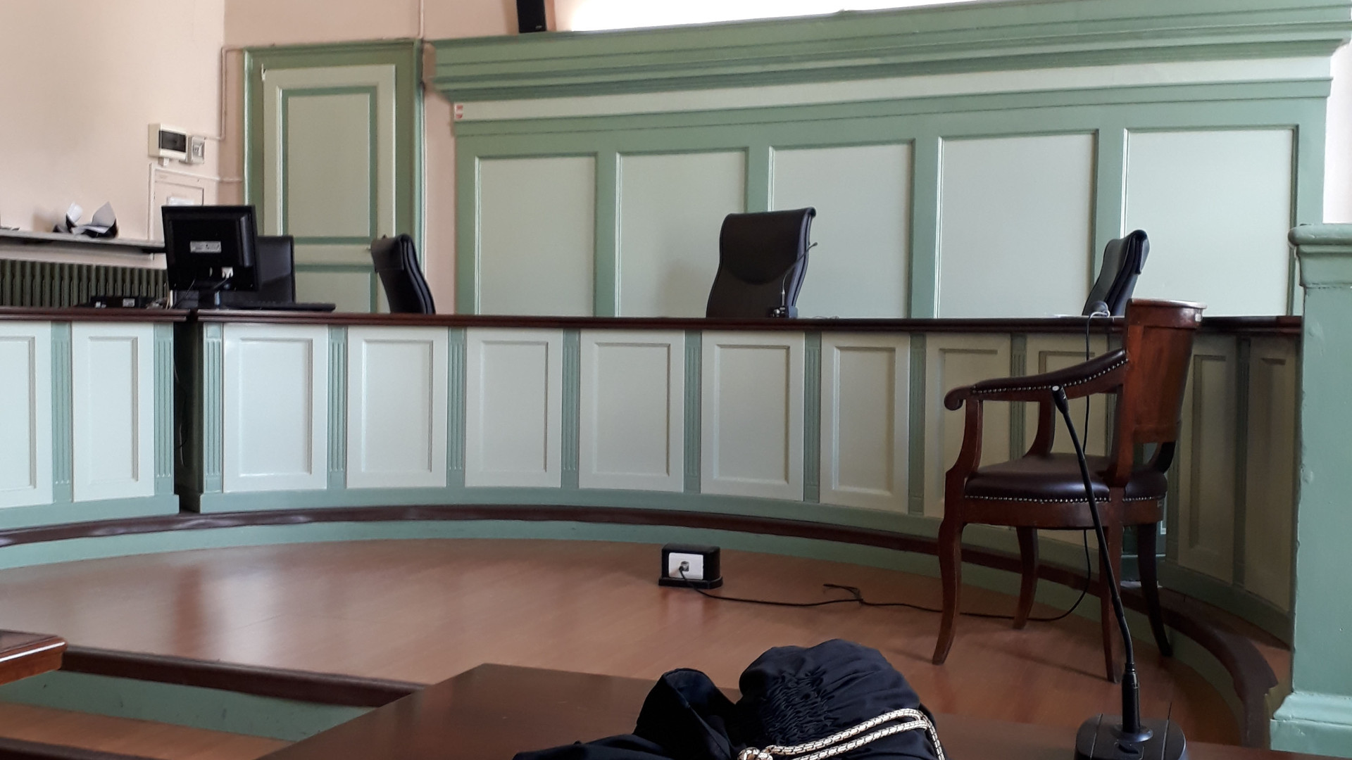 Baciò a tradimento la collega di lavoro: condannato a due anni e otto mesi