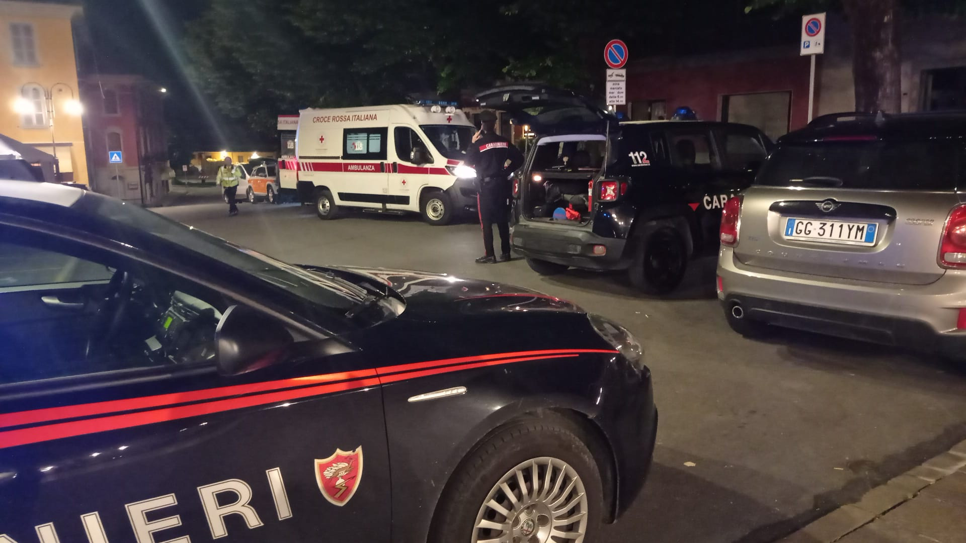 Muore precipitando da un balcone nella piazza di Pianello, indagini in corso