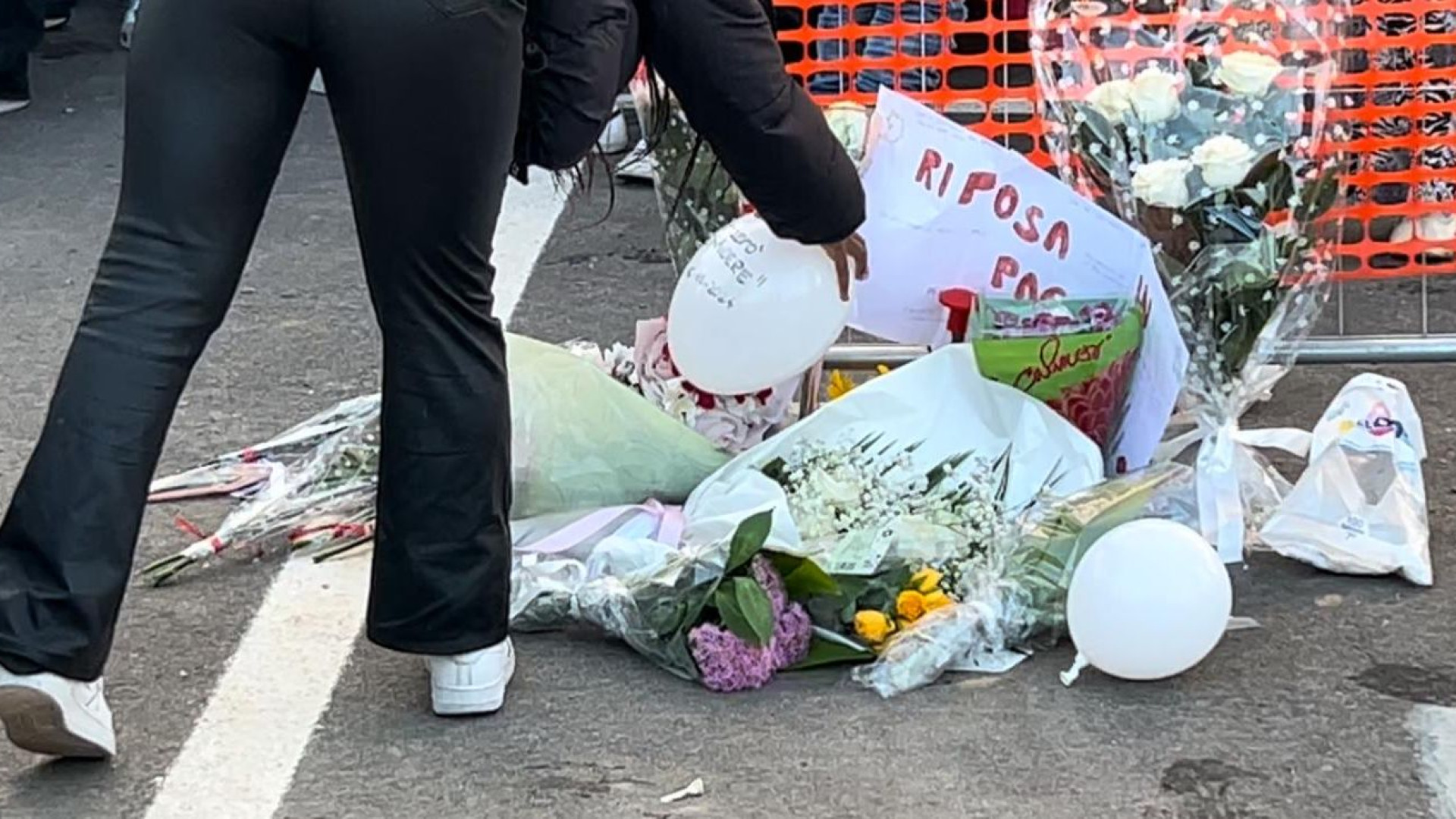 Studenti in lacrime, choc e palloncini bianchi per Simran: "Nei nostri cuori"