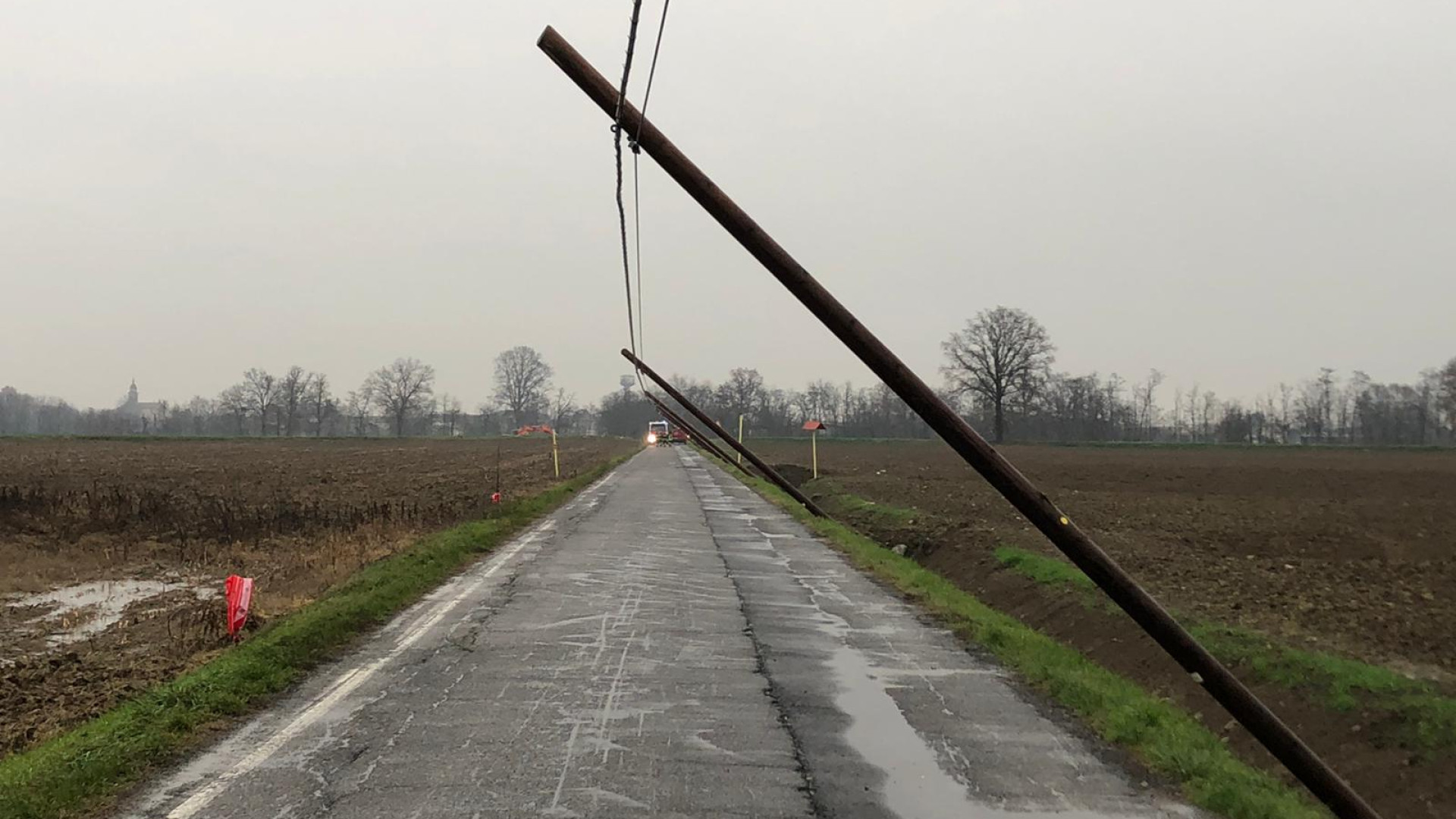 Il vento piega 12 pali del telefono: chiusa la strada per Campremoldo Sopra