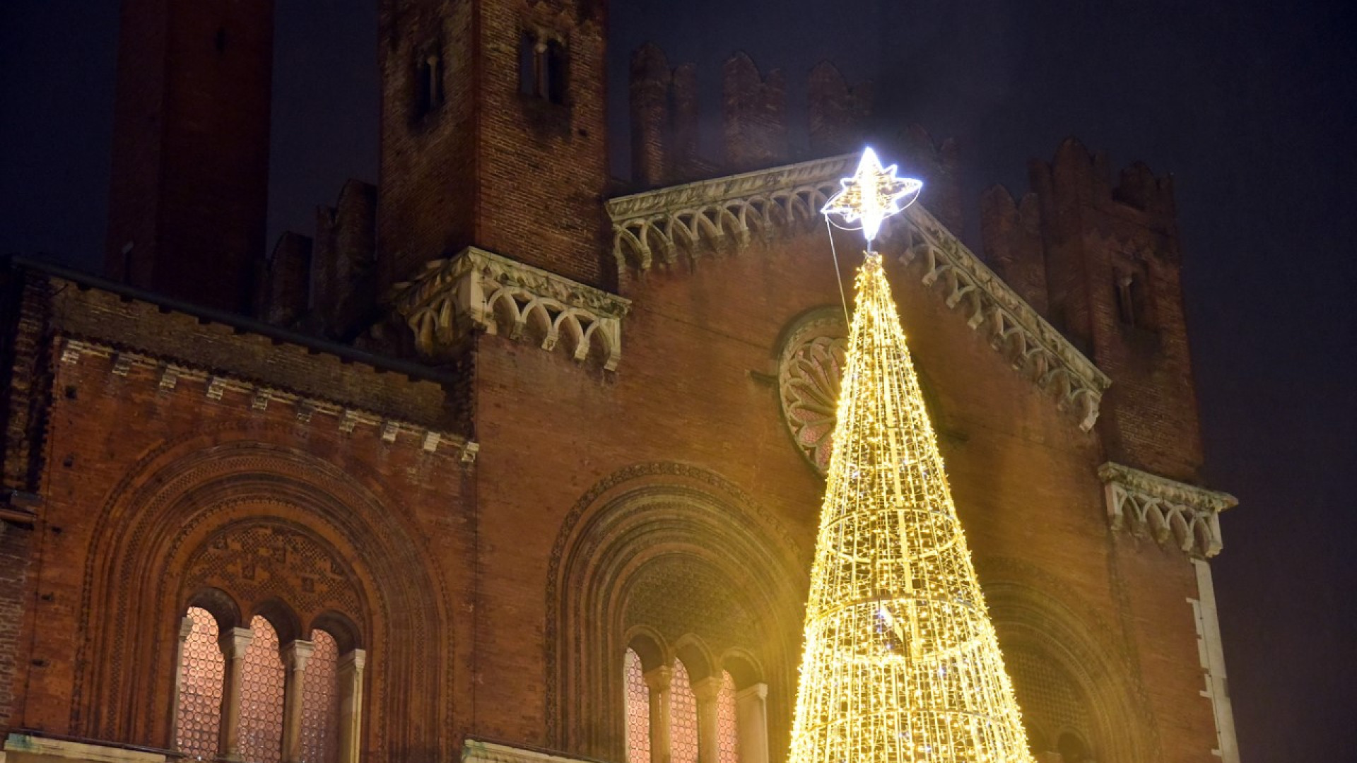 “È scenografico, ma queste luci non costano troppo?”: le opinioni sull'albero in piazza