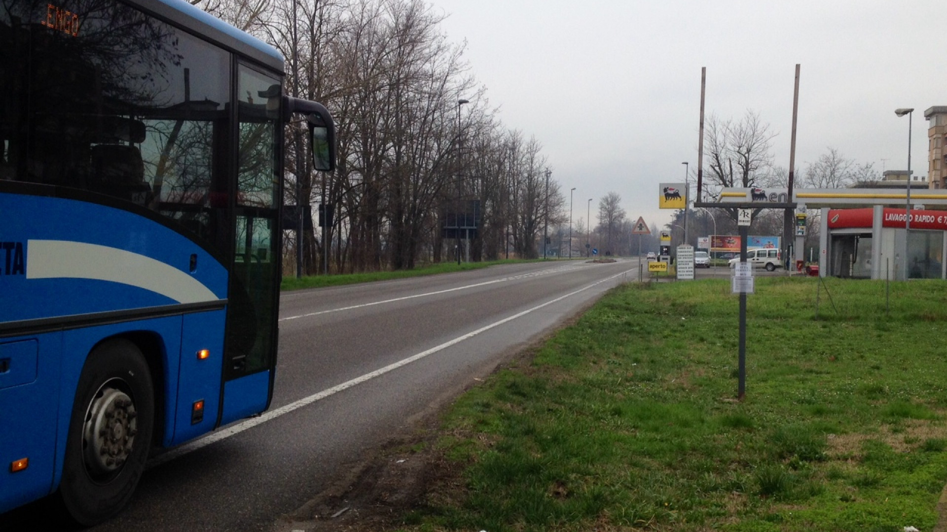 "Pericoloso attraversare la Agazzana dopo essere scesi dal bus"