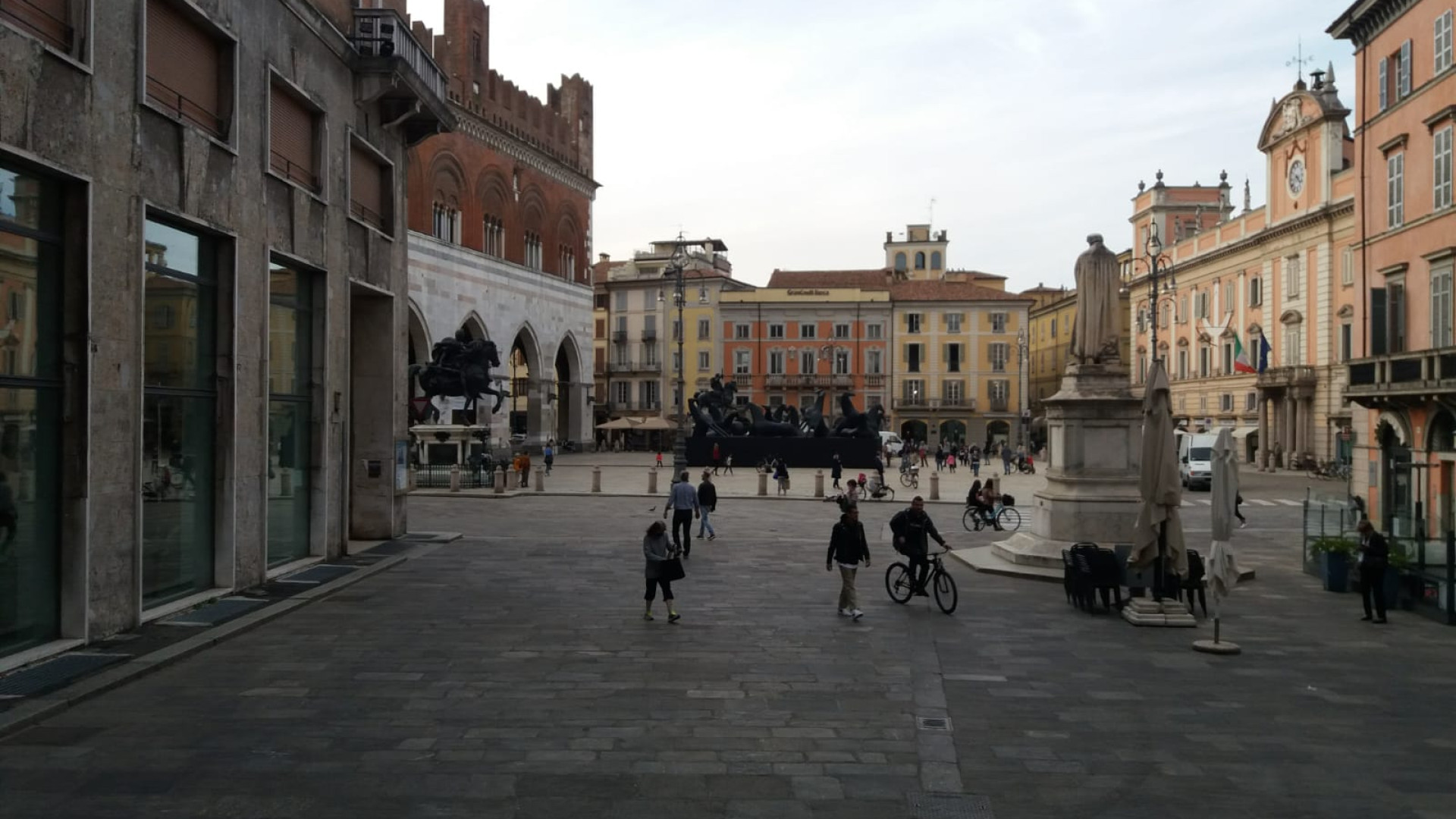 Stop ad ogni attività di vendita nei festivi. Nuova ordinanza regionale in vigore da sabato