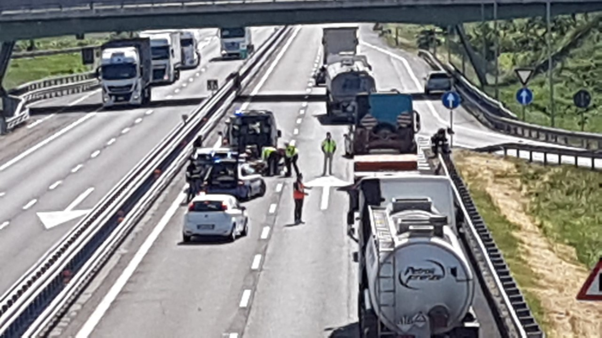 Scontro tra auto e moto in A21 a Castel San Giovanni, centauro gravissimo
