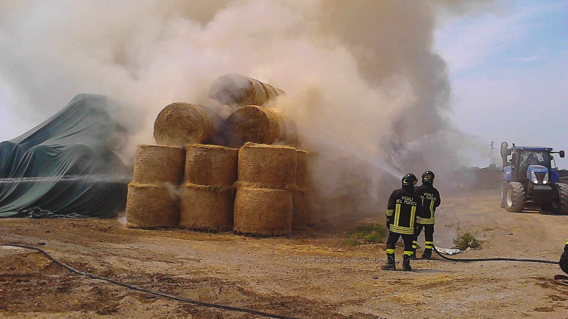 Incendio di 2mila rotoballe ad Agazzino: vigili del fuoco ancora al lavoro