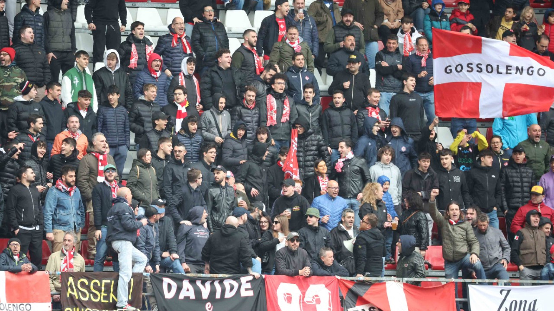 Incredibile al Garilli: calciatore del Novara colpisce con un pugno tifoso del Piace