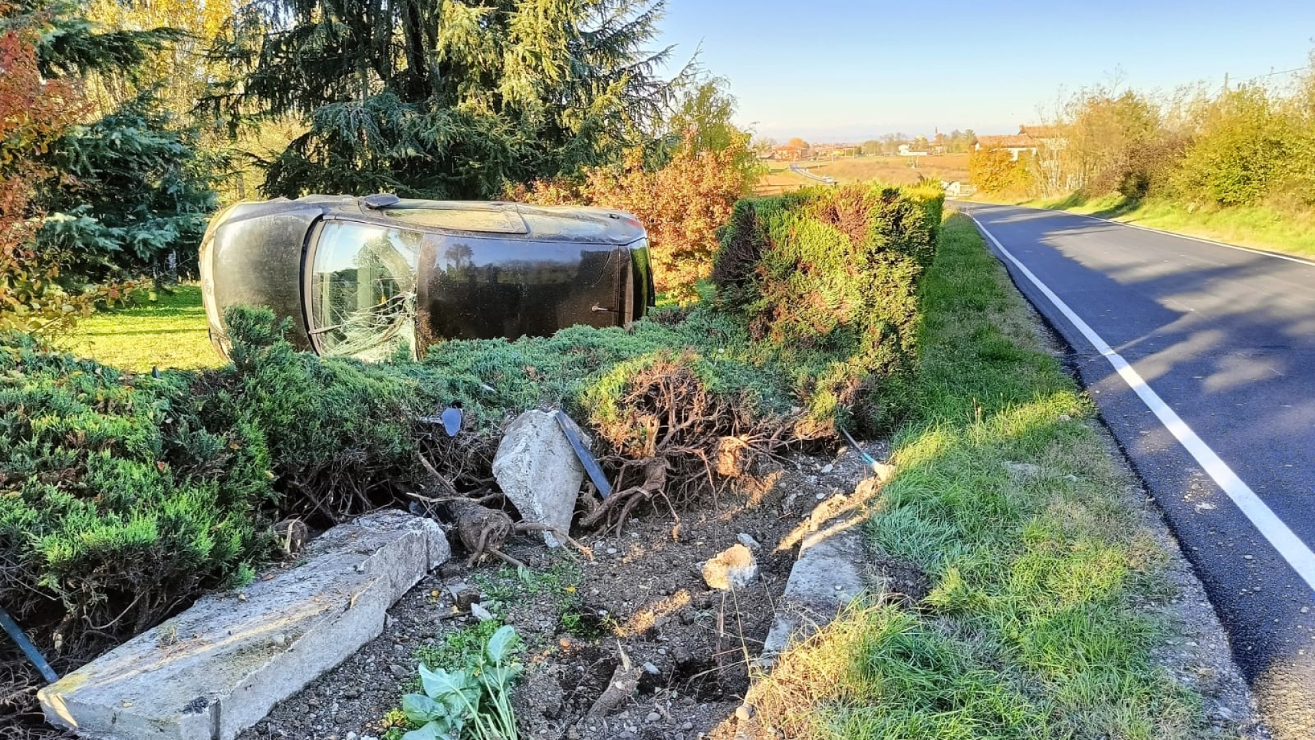 Perde il controllo dell'auto e travolge una recinzione. Giovane all'ospedale