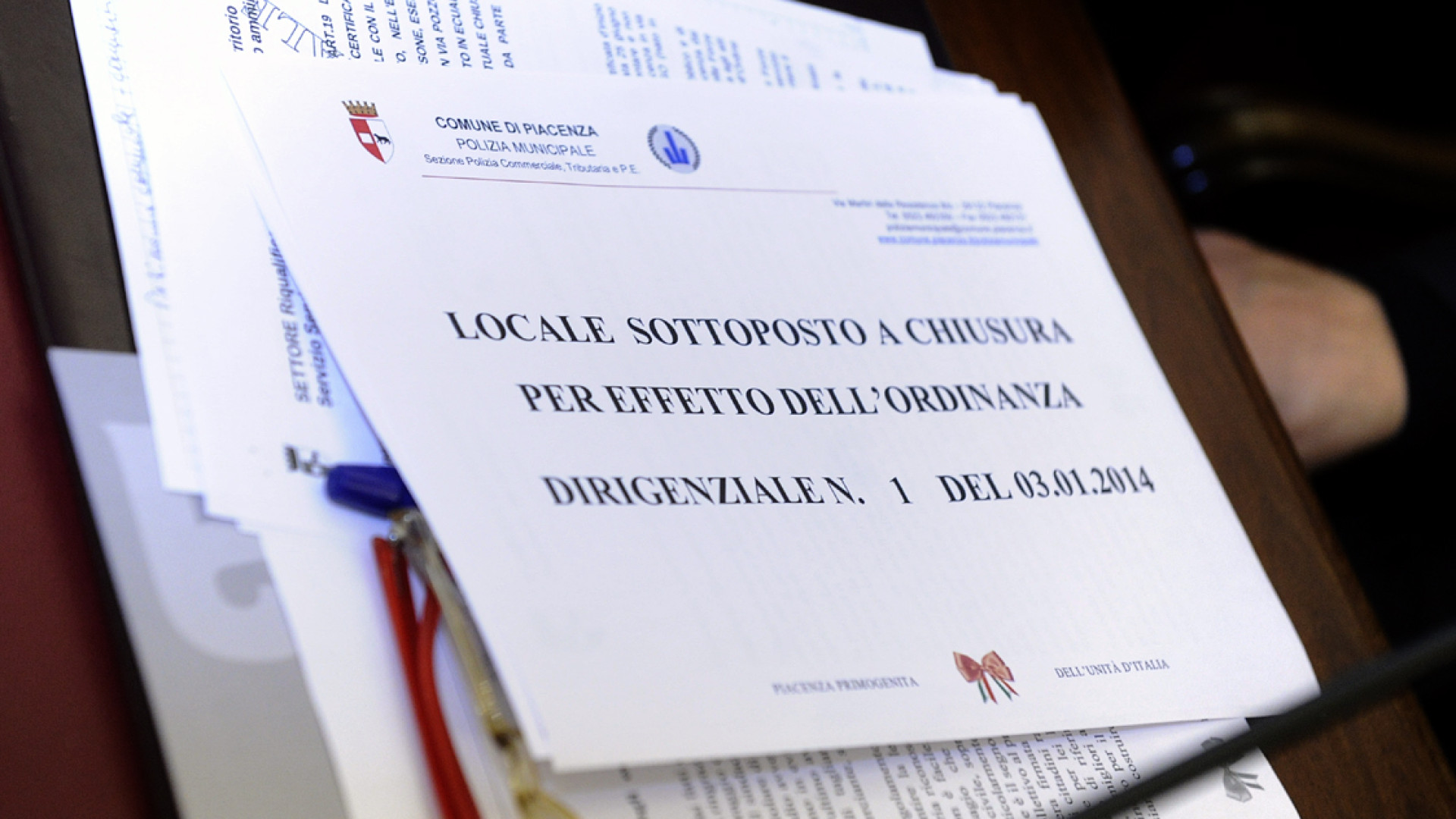 Maxi-rissa di Capodanno, il Comune chiude il negozio di via Pozzo