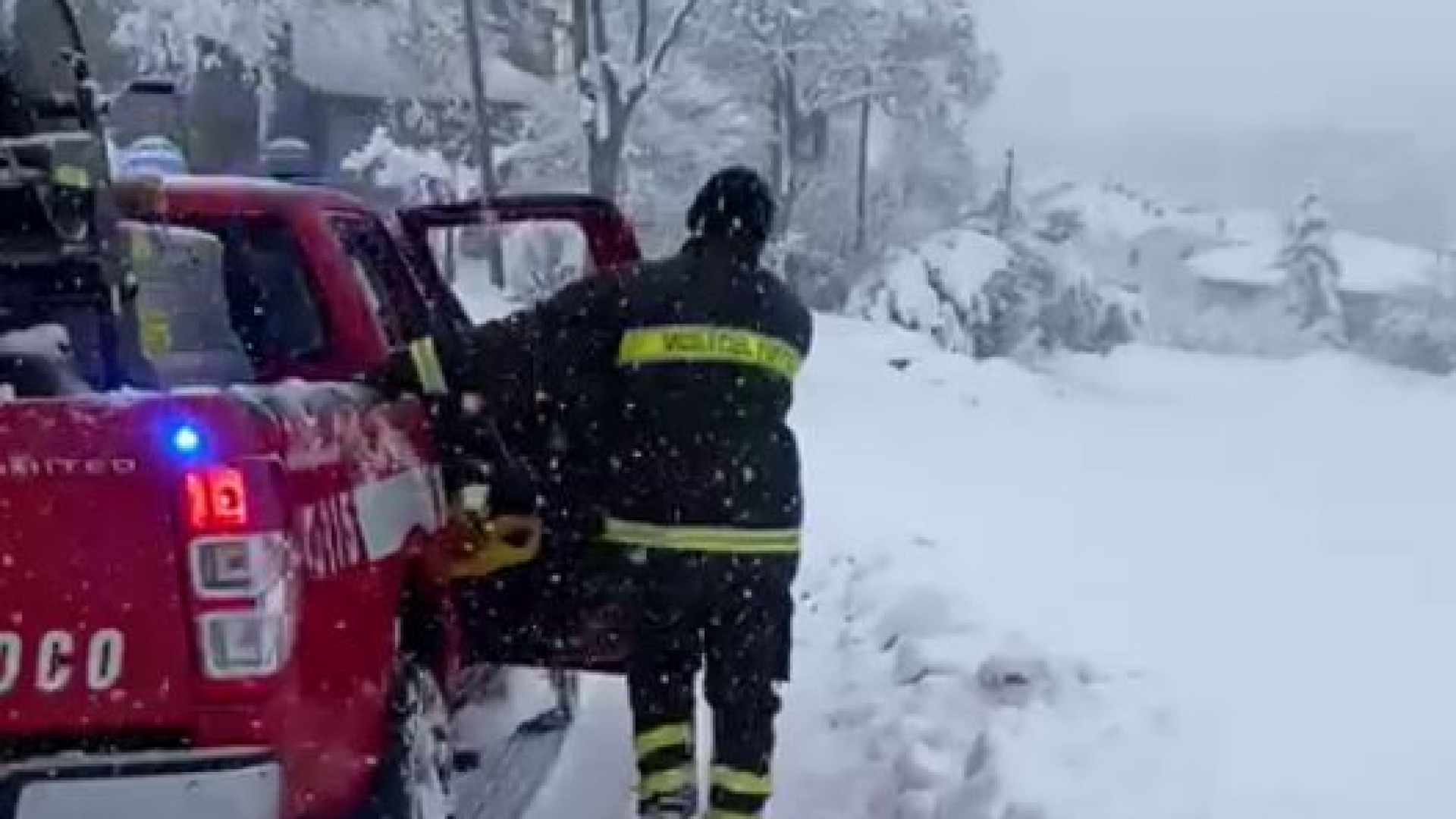 Nevicata record, ancora disagi per 200 famiglie senza energia elettrica. Novanta interventi dei vigili del fuoco