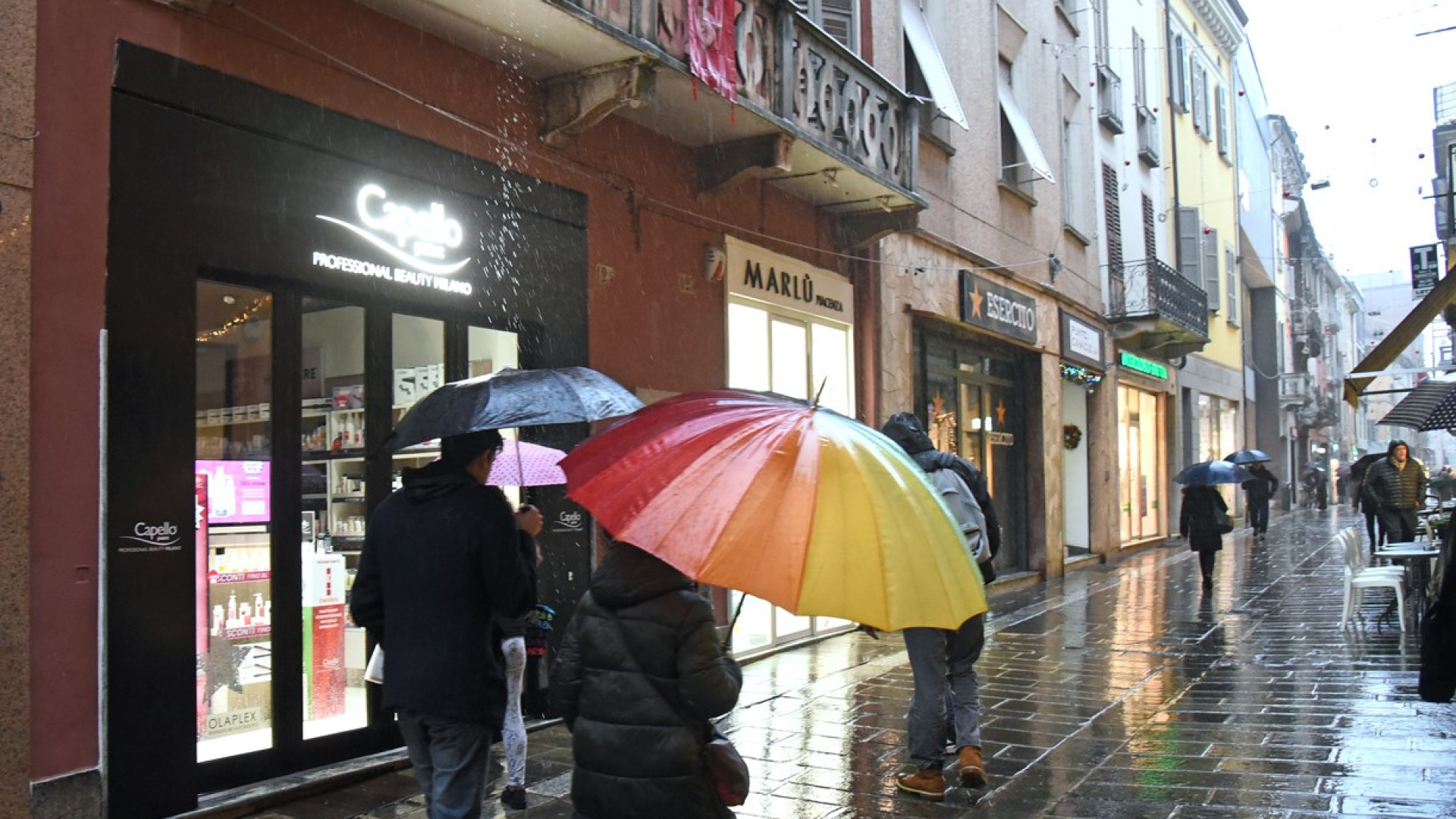 Prima mattinata di saldi all'insegna della pioggia. "Spesa media di 137 euro"