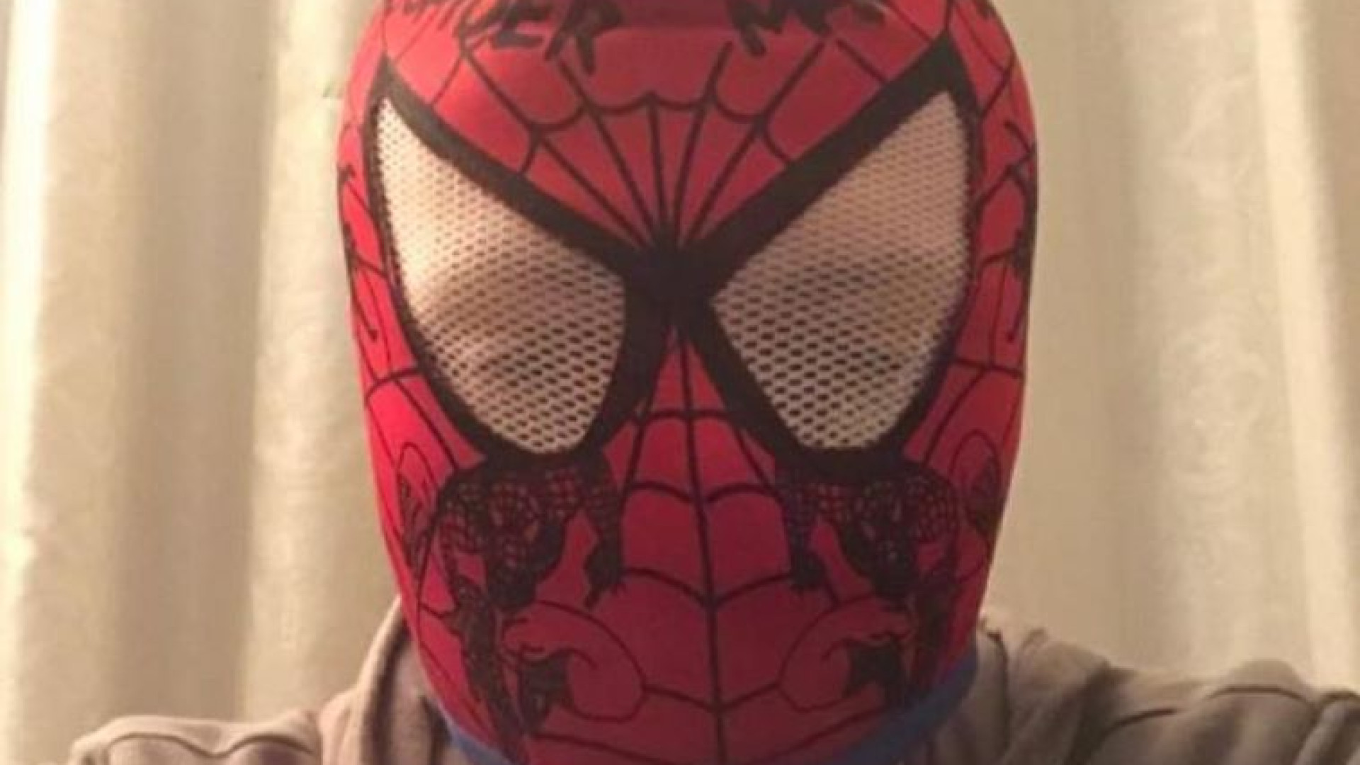 La festa del papà al tempo del Coronavirus: Fabio fa Spiderman in webcam