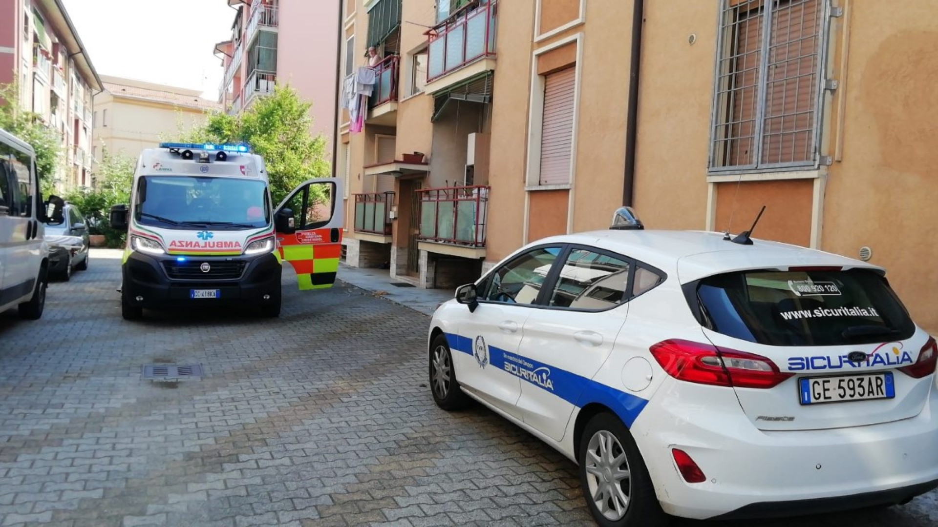 Anziana cade in casa e attira l'attenzione con un martello. Salvata da guardie giurate