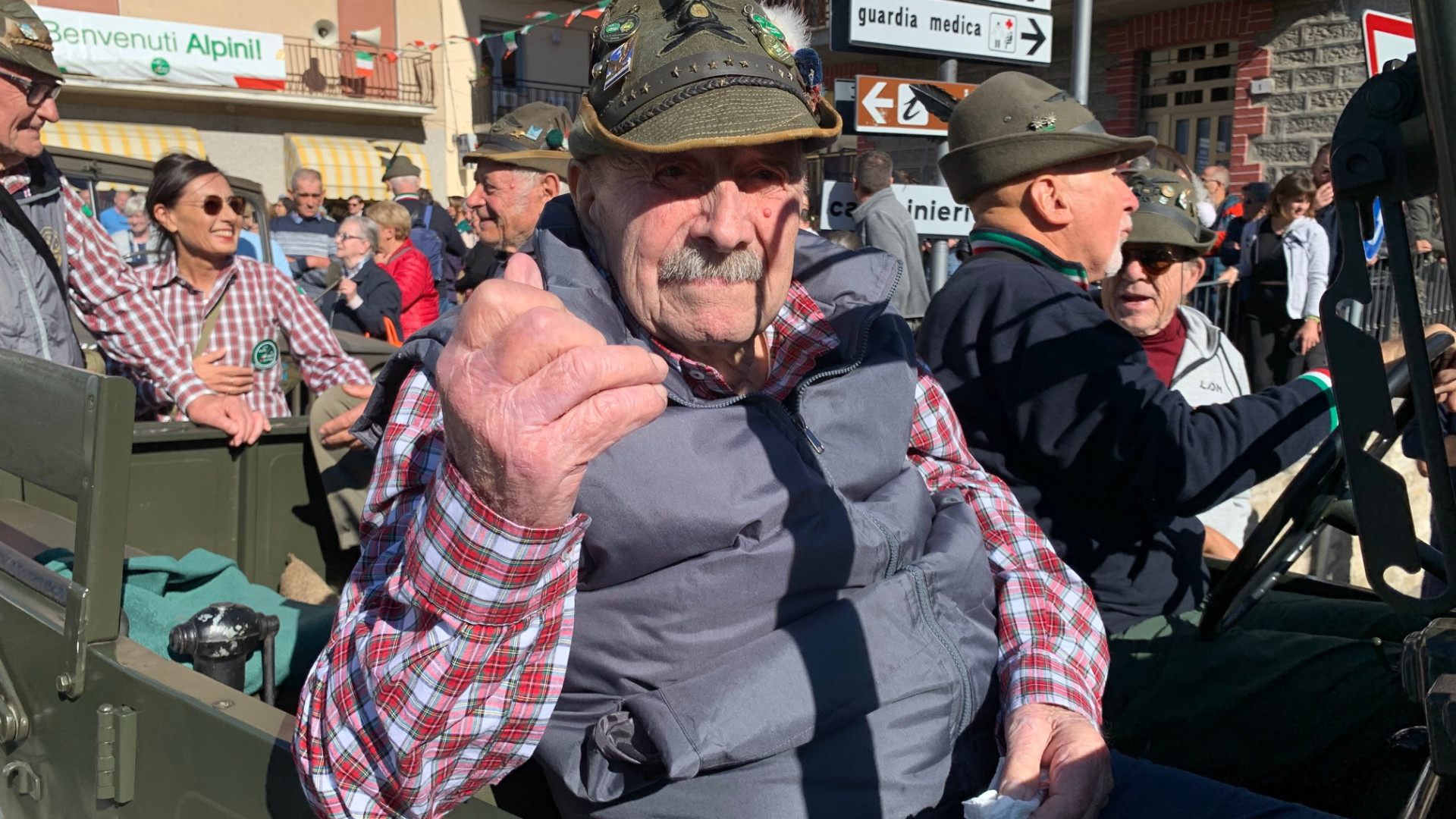 Ferriere, duemila alpini in festa. Il reduce di 104 anni: “Sono commosso”