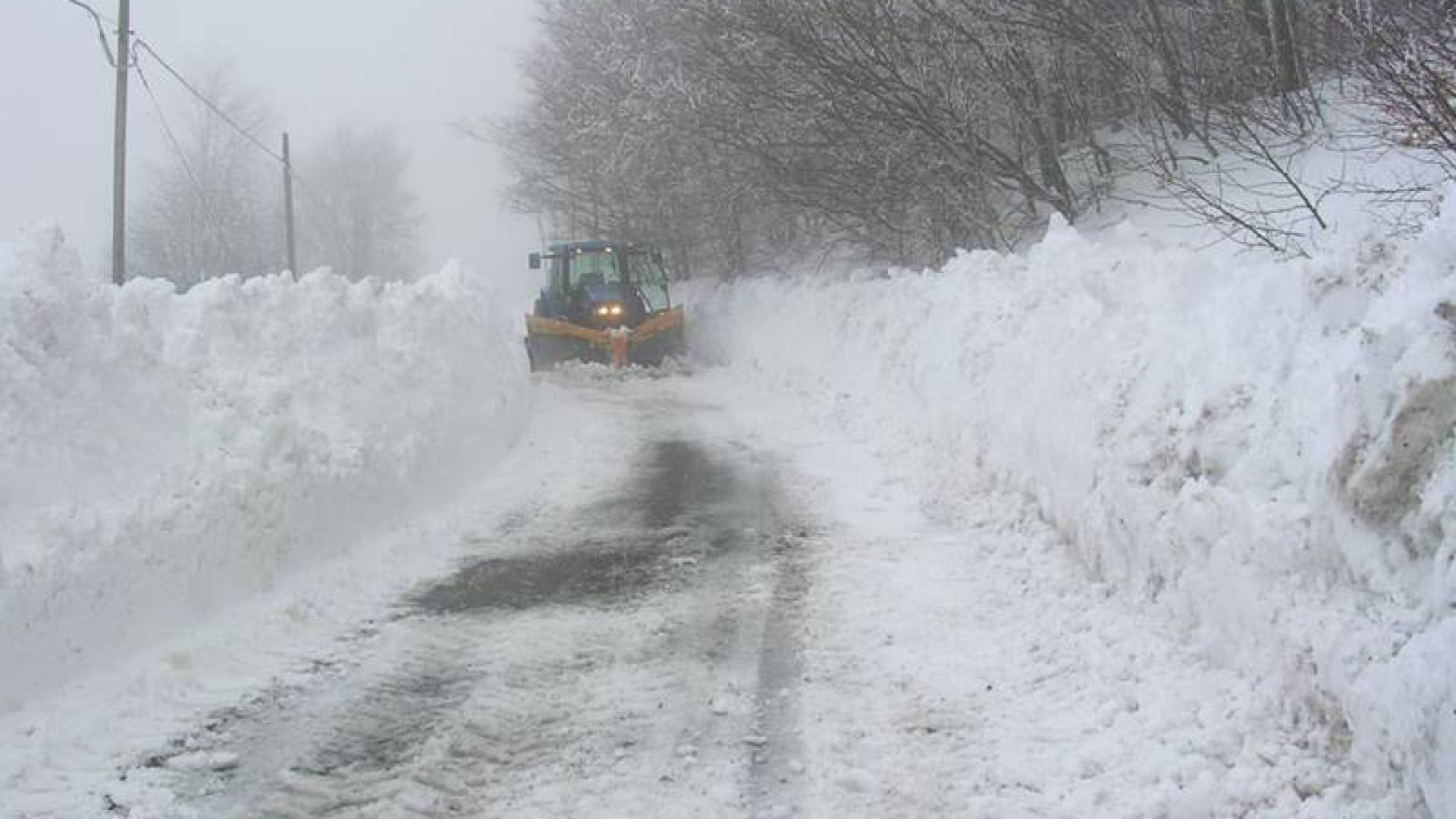 Eccezionale nevicata ad Artana di Ottone, un'ora per liberare la strada