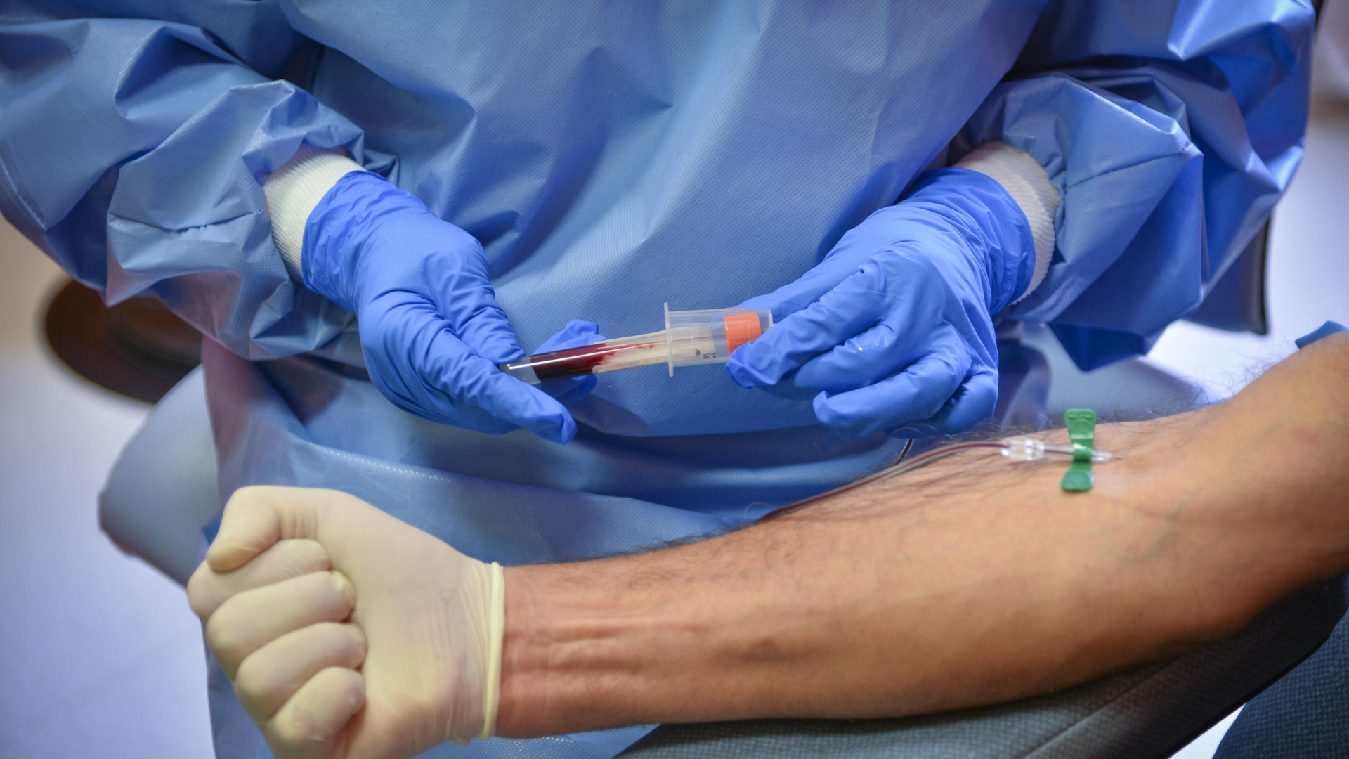 Test sierologico e tampone insieme. Isolamento solo in caso di positività