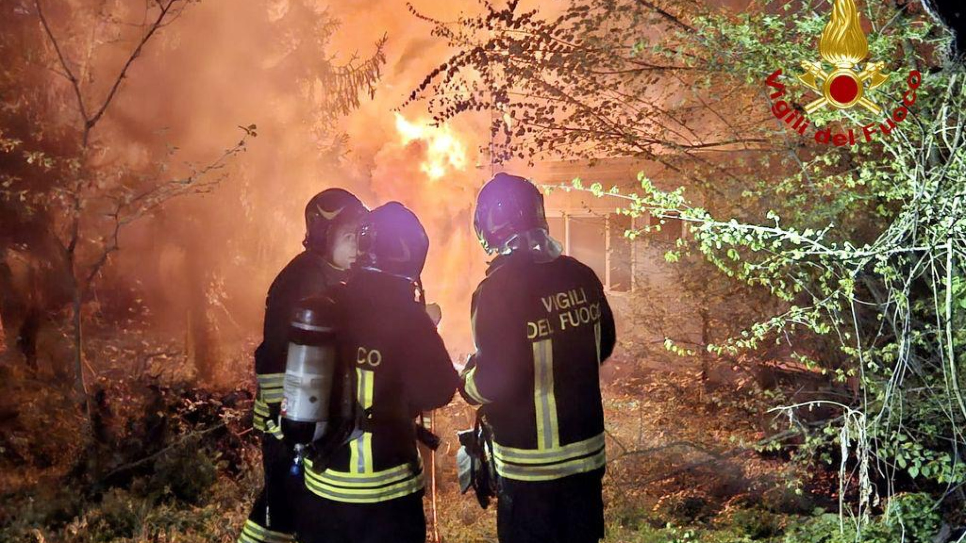 Prefabbricato in fiamme in via Tramello, all’interno un corpo senza vita