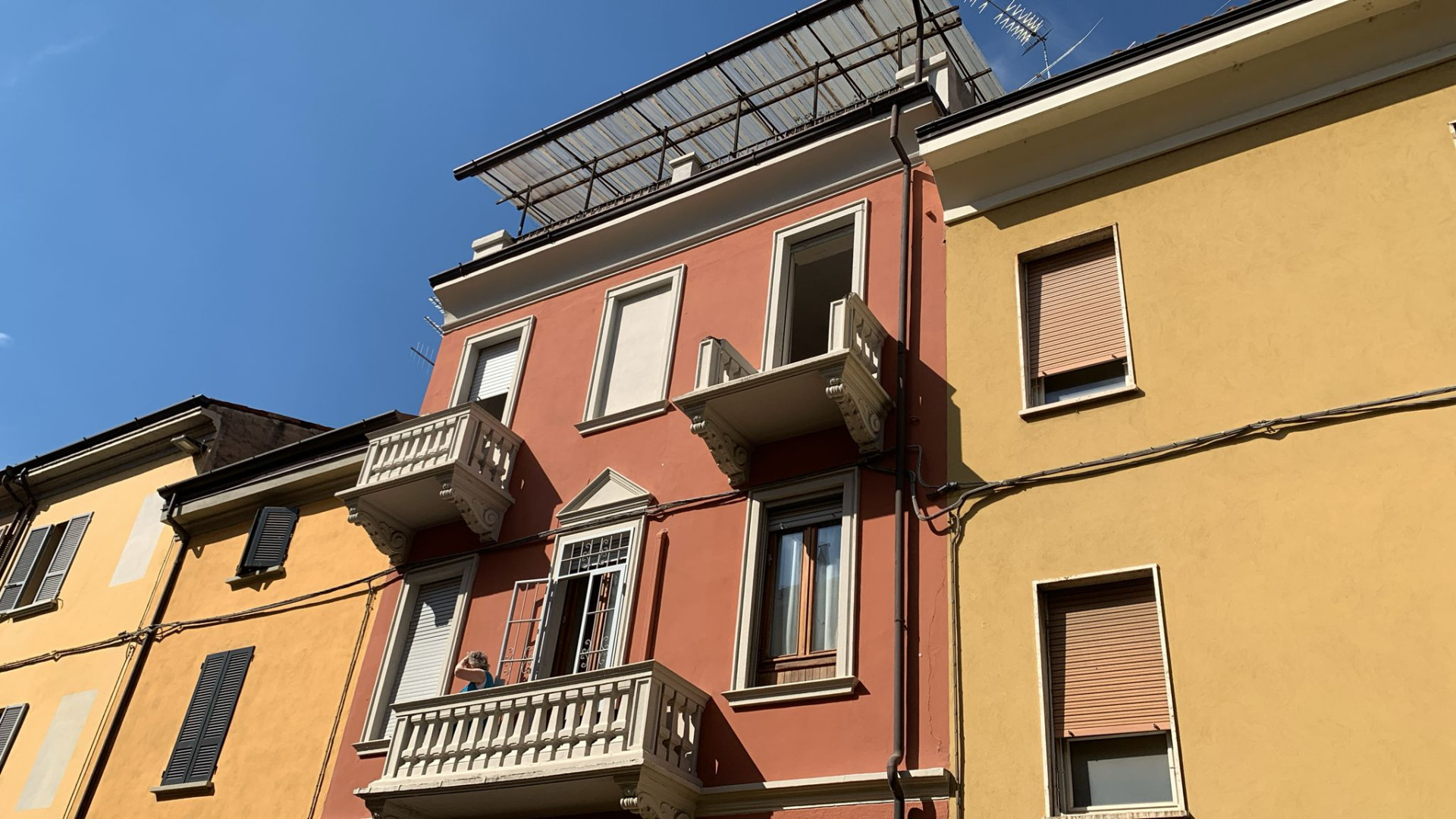 Cade pezzo di balcone in via Camicia, operaio colpito da un tubo: ferito alla testa