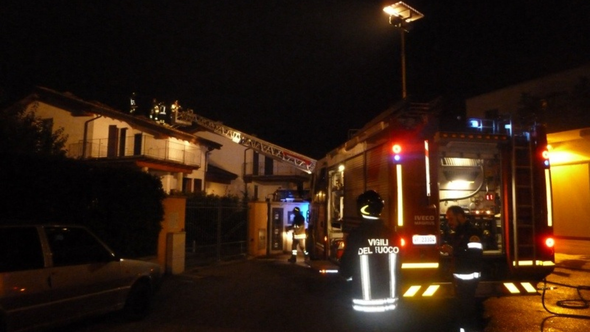 Palazzina in fiamme a Gossolengo: incendio domato dopo due ore