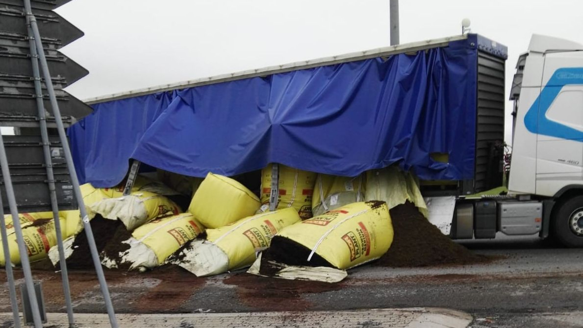 Camion perde il carico di terriccio all'imbocco di Piacenza sud
