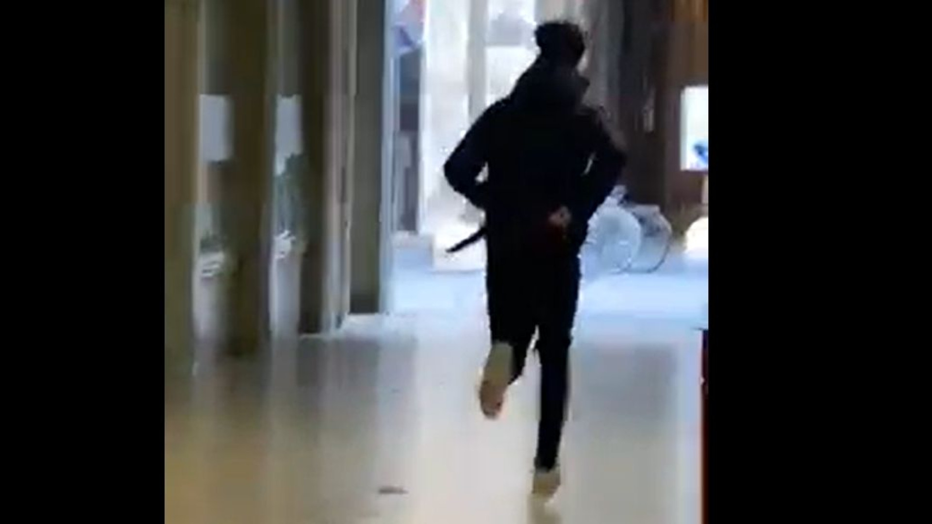 Rissa in pieno giorno in centro, uomo scappa con un coltello in mano. IL VIDEO