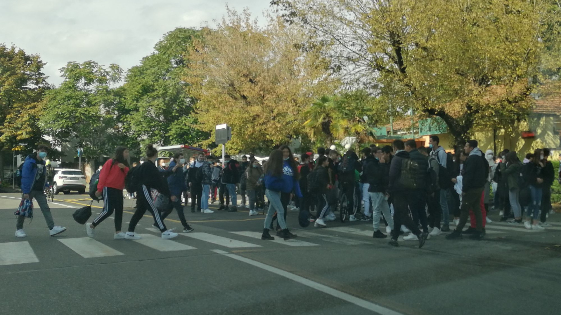 “Studenti ammassati e senza mascherine in attesa del bus”