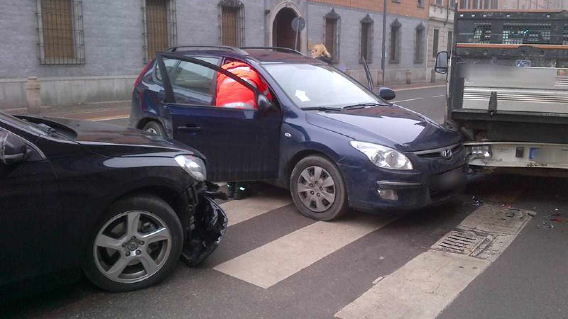 Incidente sullo Stradone Farnese: tre mezzi coinvolti