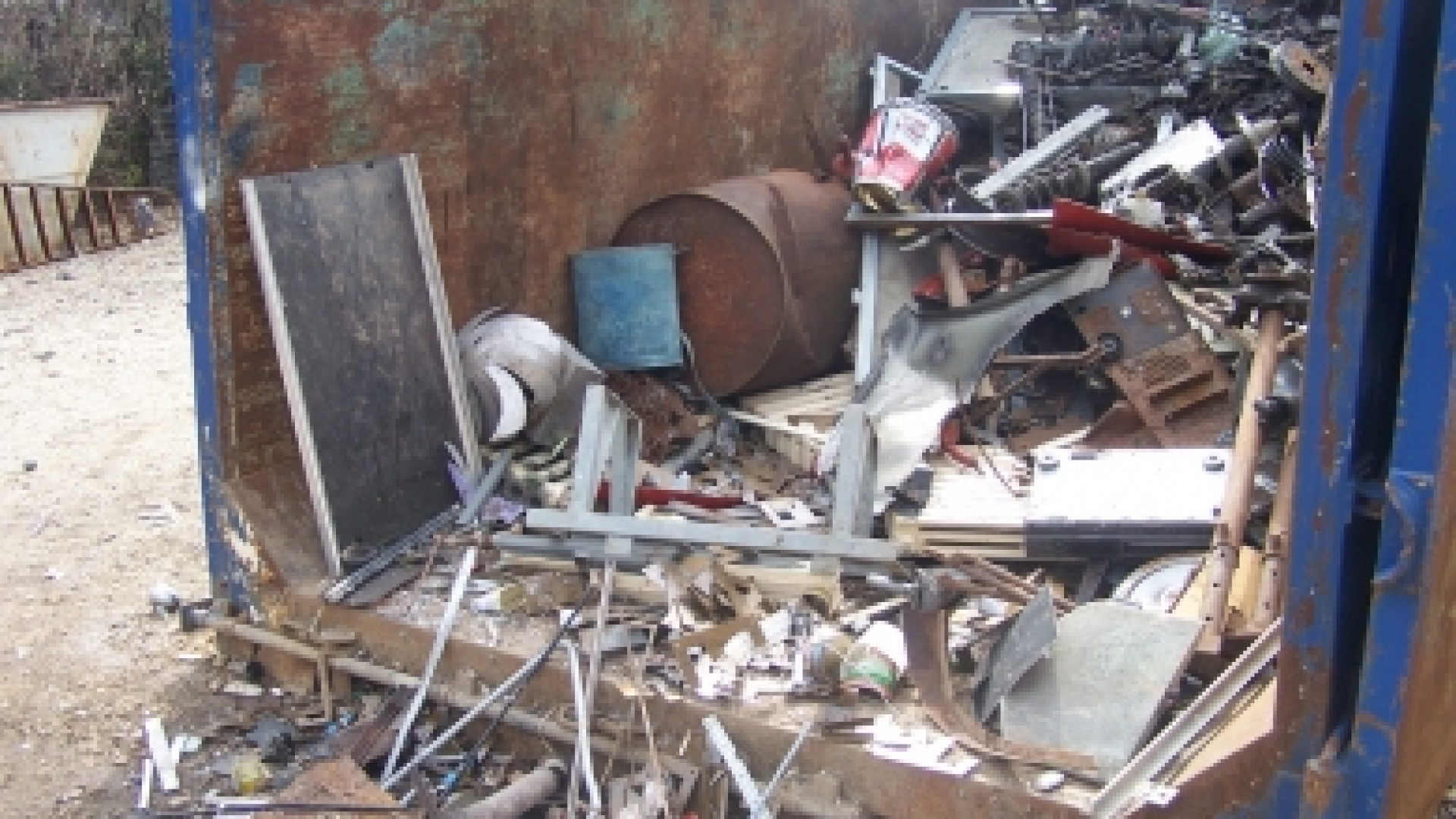 Pescato con le mani nel "ferro" della discarica comunale: denunciato 53enne