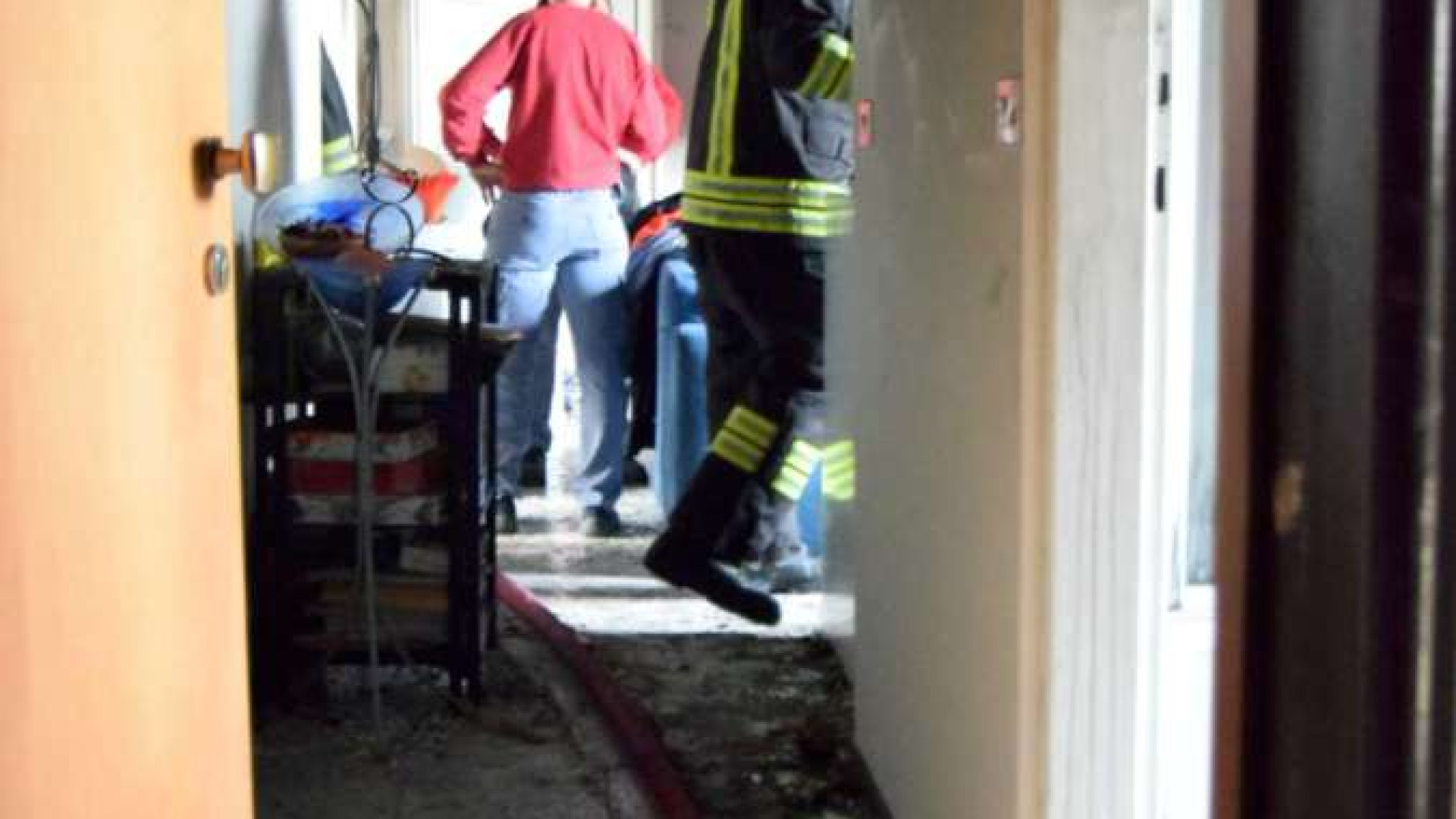 Cortocircuito in cucina, in fiamme un appartamento del Ciano