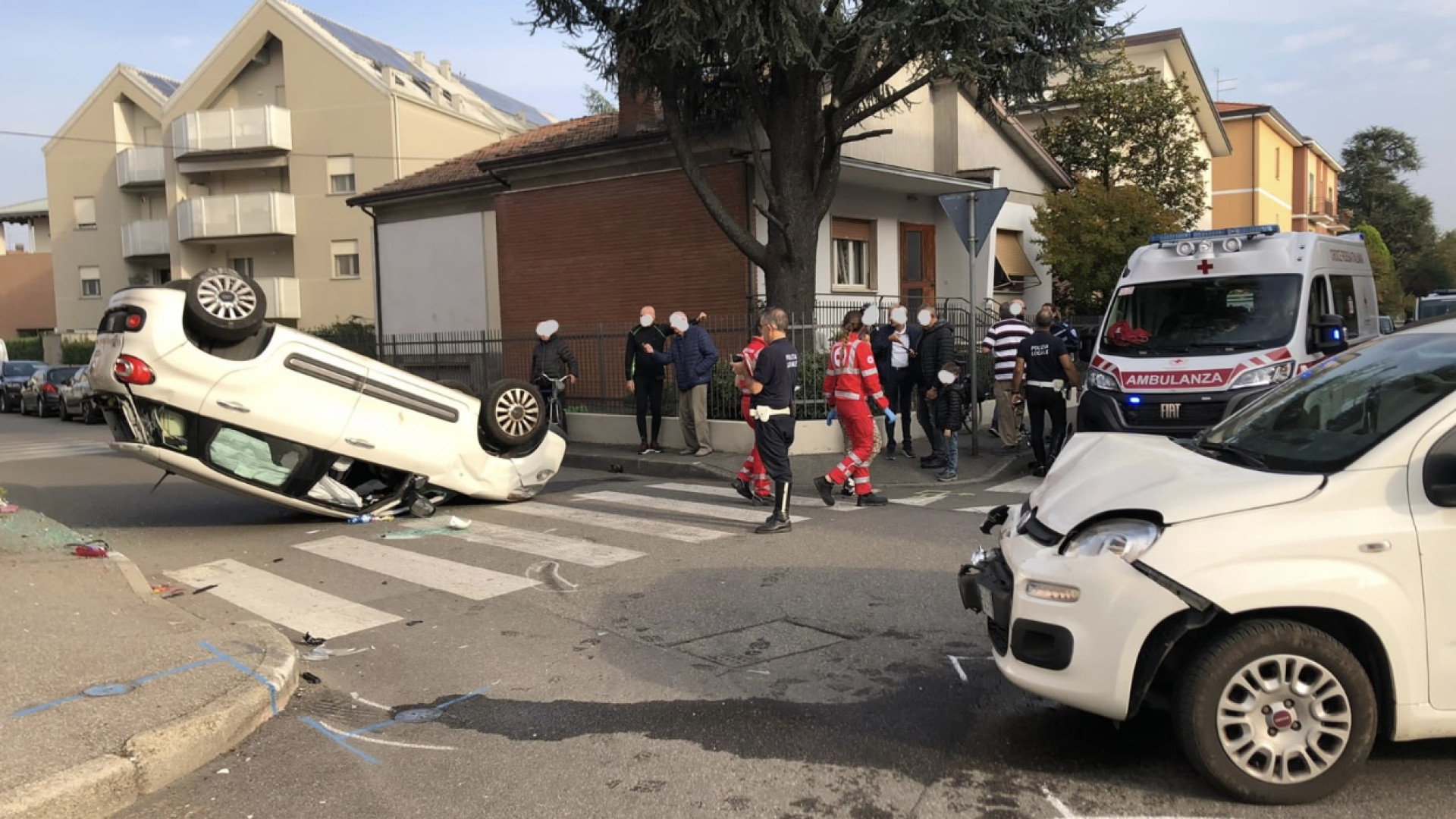 Schianto frontale con auto ribaltata all’incrocio tra strada Malchioda e via Sidoli