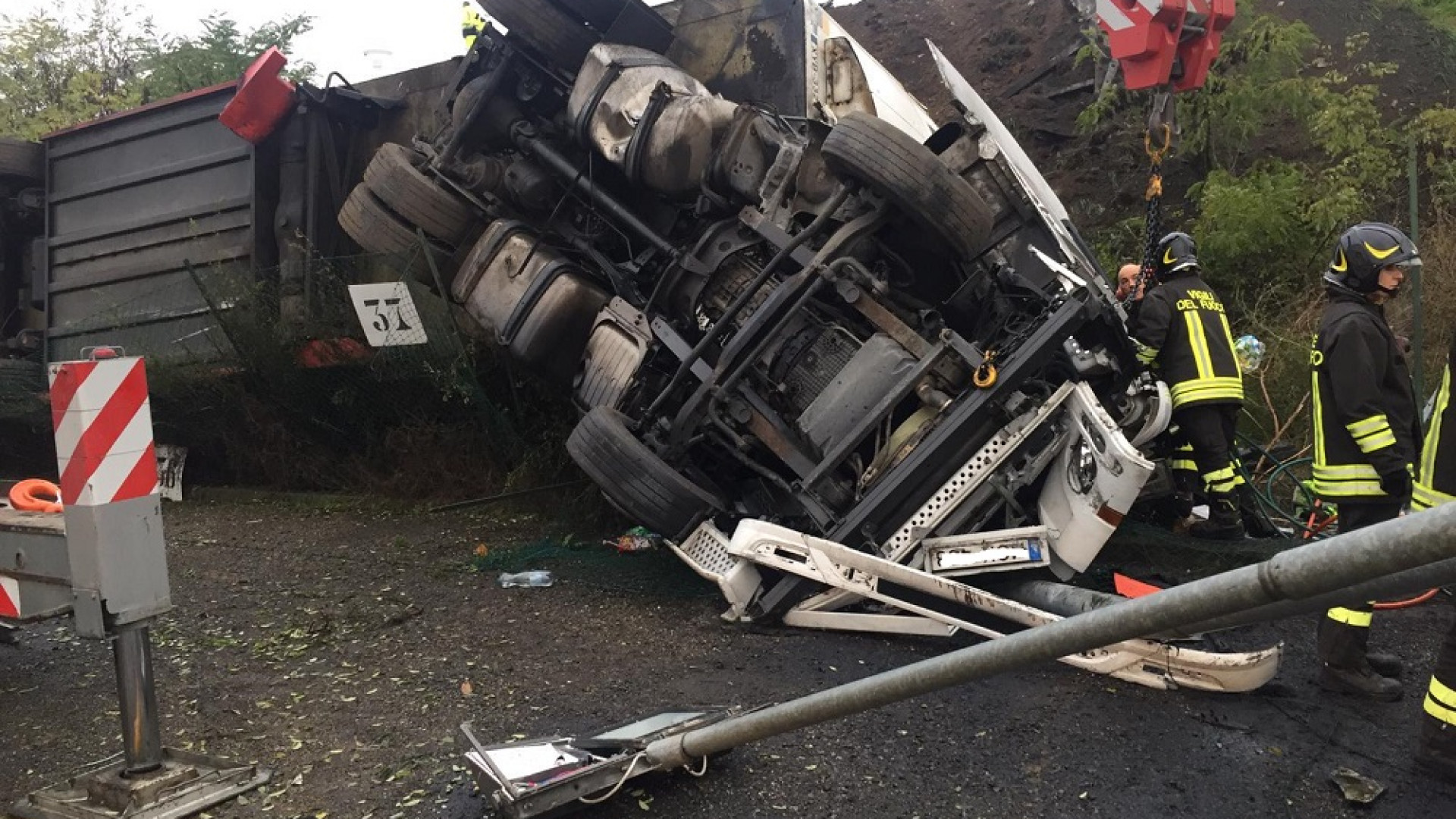 Precipita con un camion dal viadotto autostradale, autista in gravi condizioni