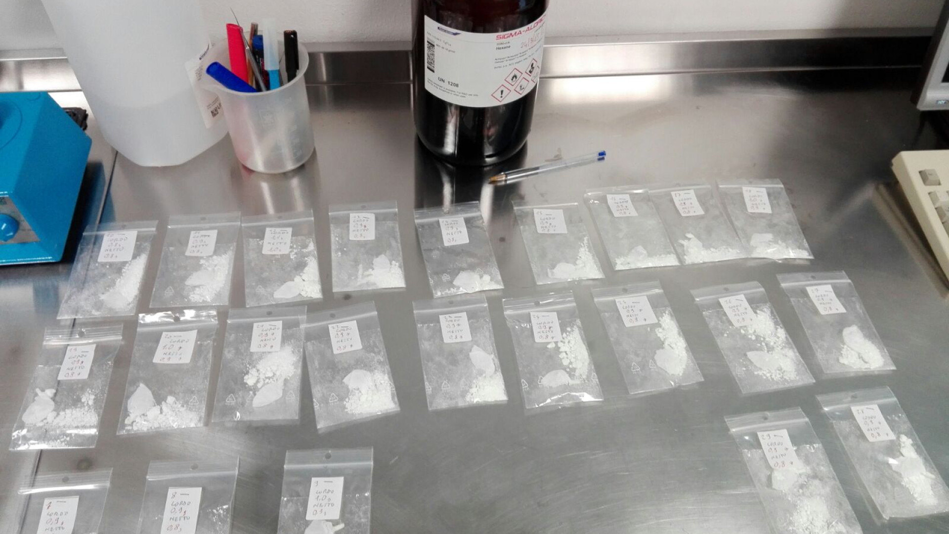 Cocaina nel telecomando e in bagno, arrestato 36enne marocchino