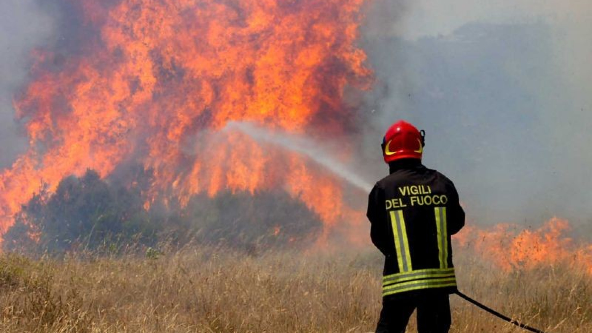Cascinale in fiamme sulla via Emilia: distrutto un porticato