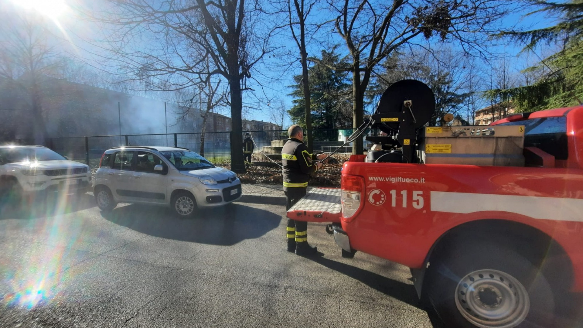 Incendio di sterpaglie ai giardini di via Grandi, i passanti chiamano il 115