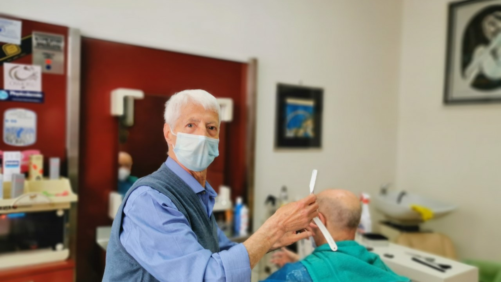 Barbiere da 60 anni, resiste anche alla pandemia: "Sono preoccupato per i giovani"