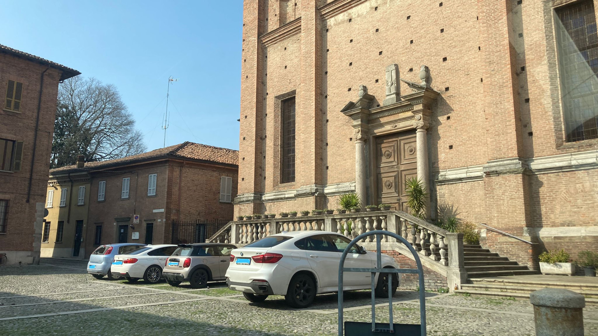 "In via Campagna vetri rotti e alcol, ora basta": i residenti chiedono più controlli