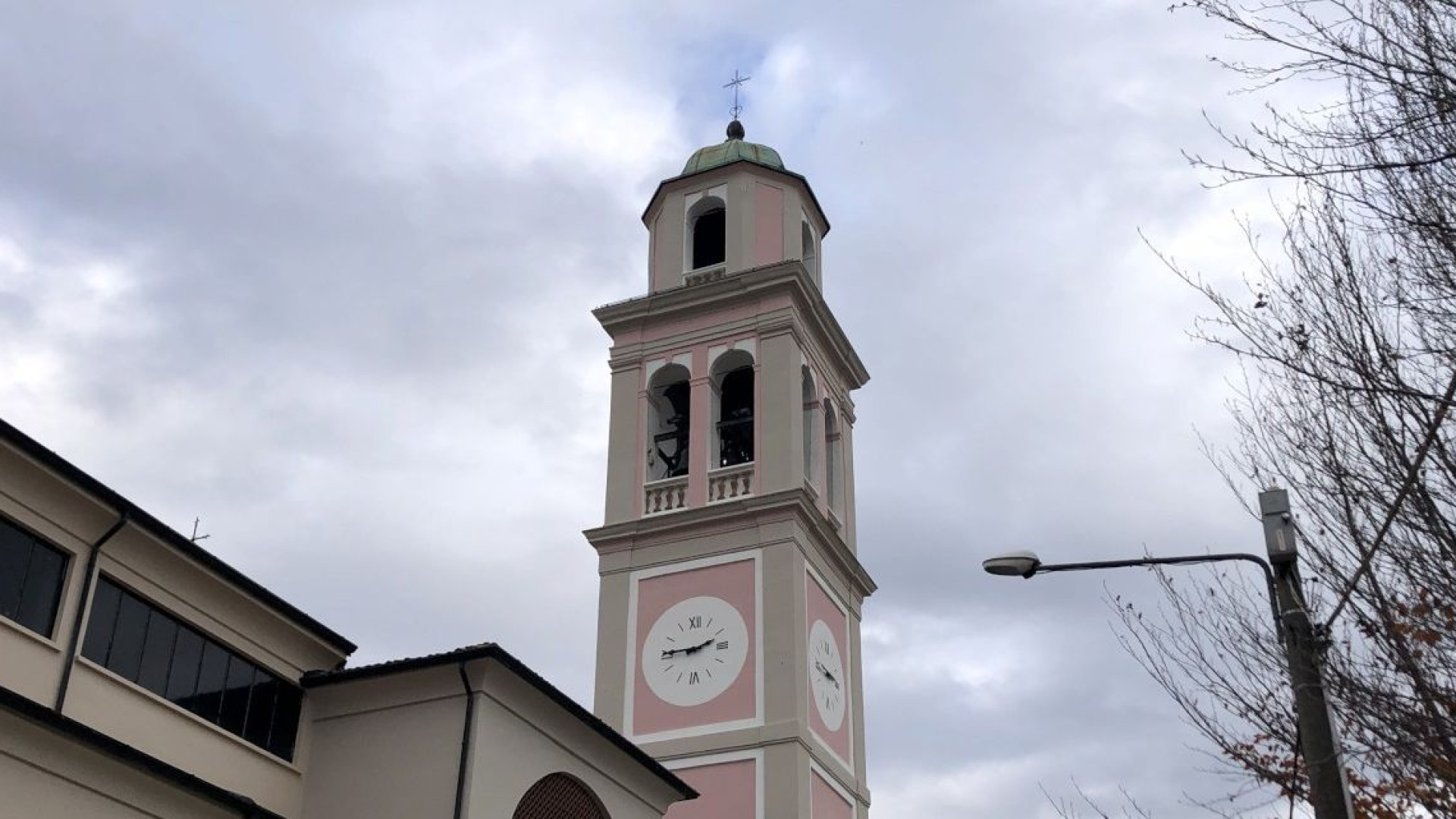 Sarmato, via le impalcature: restaurato ultimato e nuovi colori per il campanile