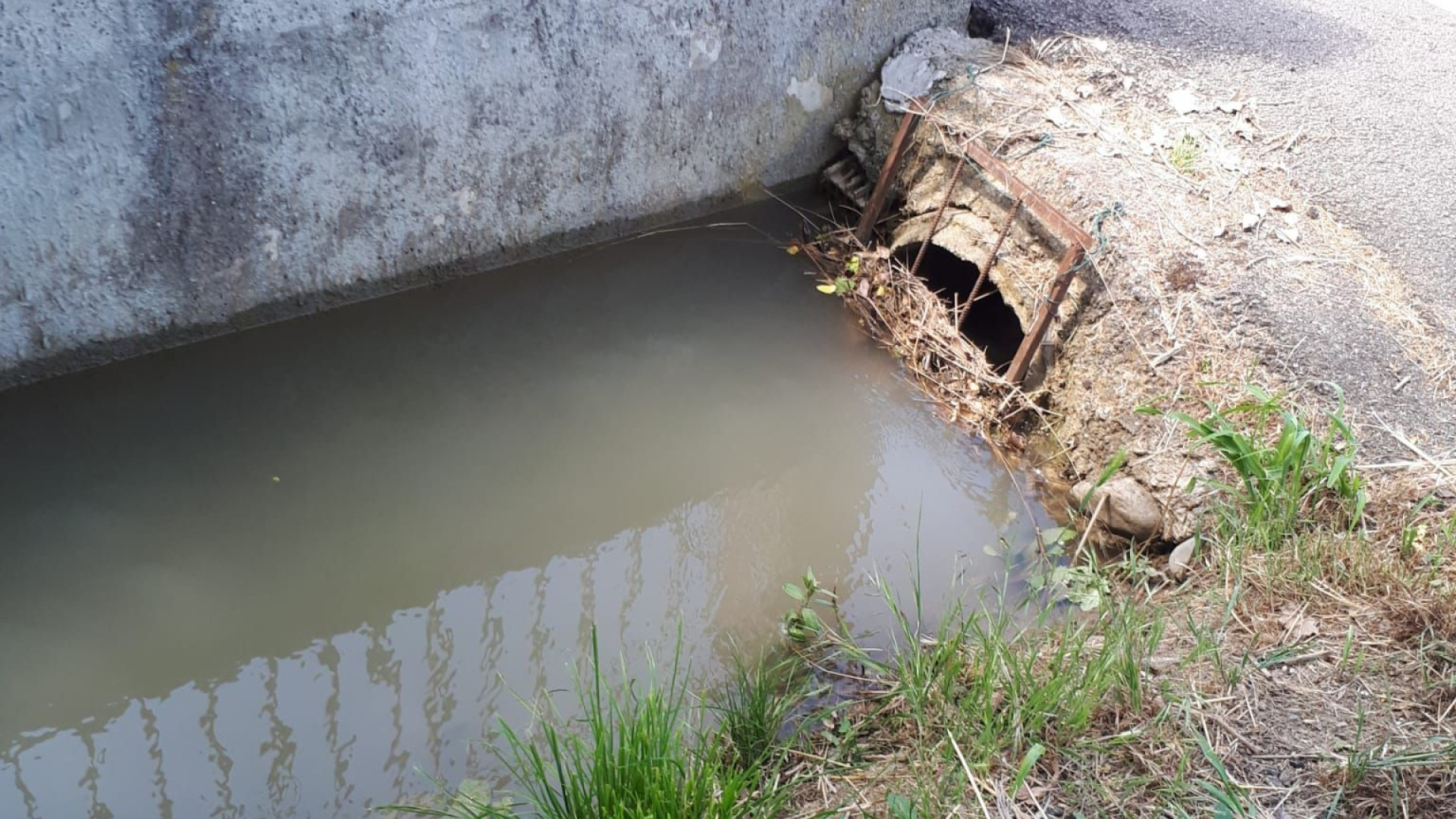 "Sporcizia e rischio allagamento dei garage, bisogna chiudere il canale"