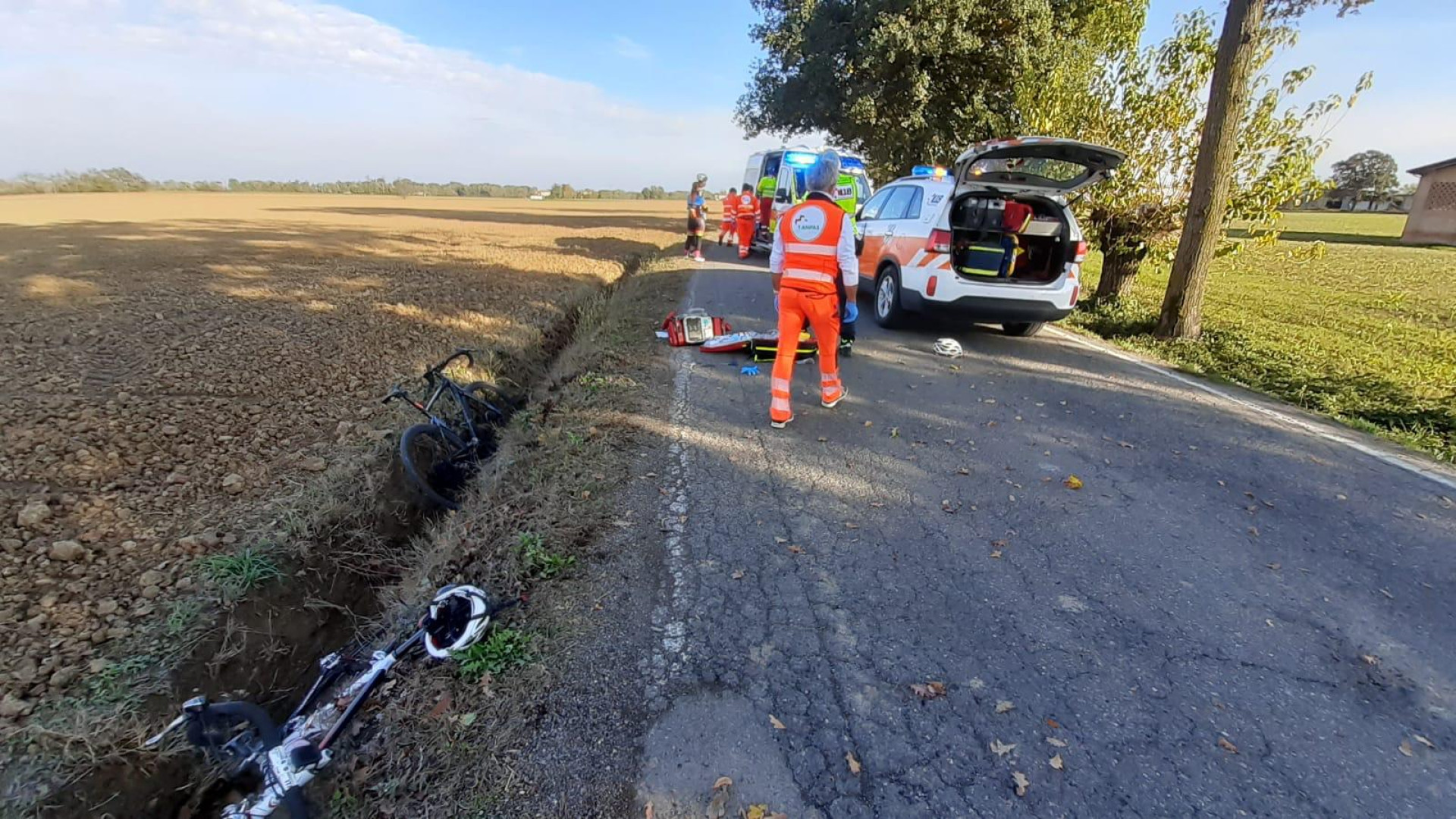 Perde il controllo e finisce nel canale, grave un ciclista di 58 anni