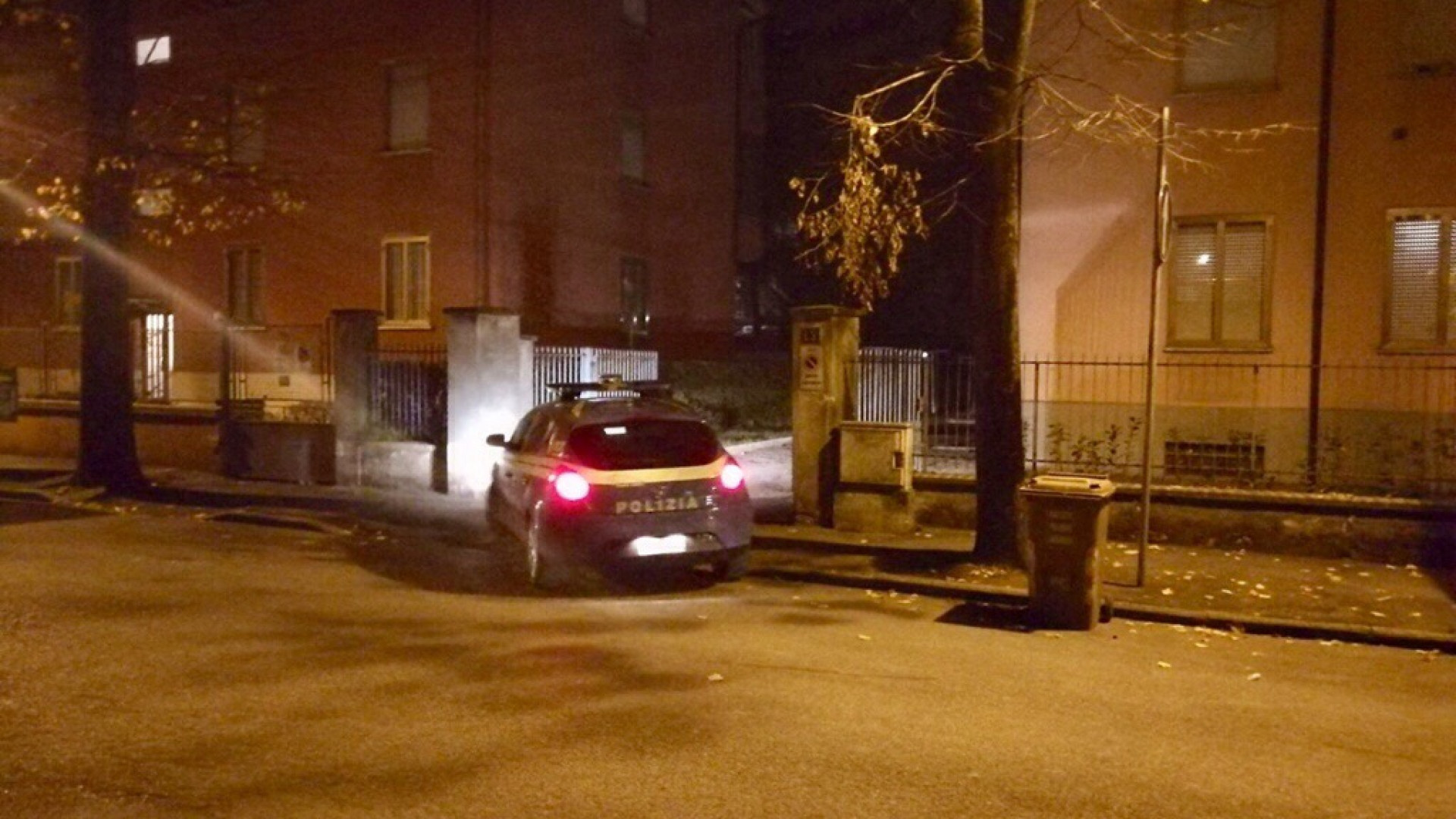 Ladro cerca di aggredire due testimoni con una spranga, ma la polizia lo arresta