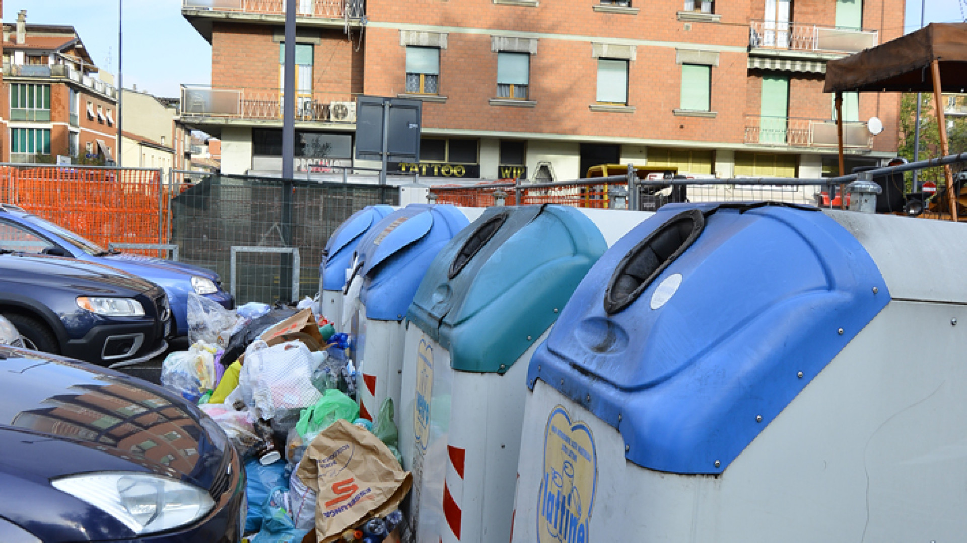 Viale Dante, il cantiere frena la raccolta rifiuti: i residenti insorgono
