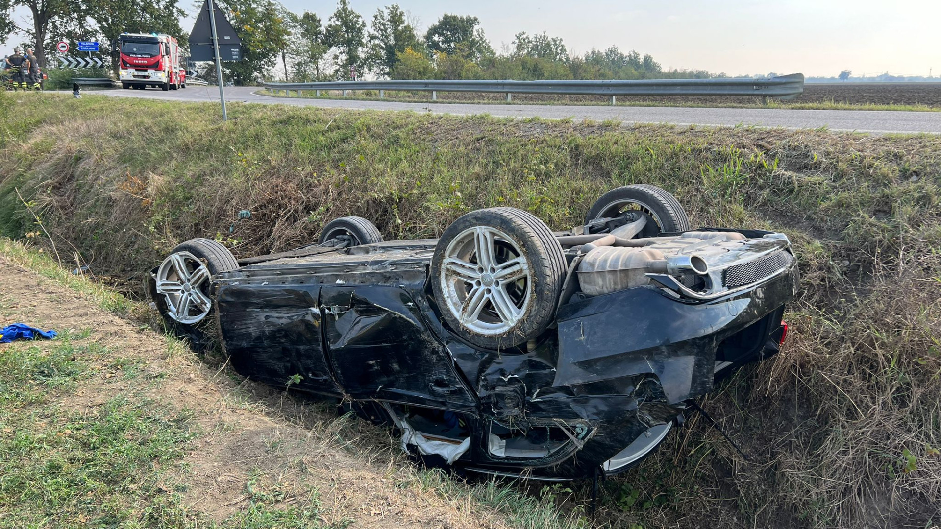 Auto ribaltata nel canale a San Pietro in Cerro. Padre e figlio feriti all'ospedale