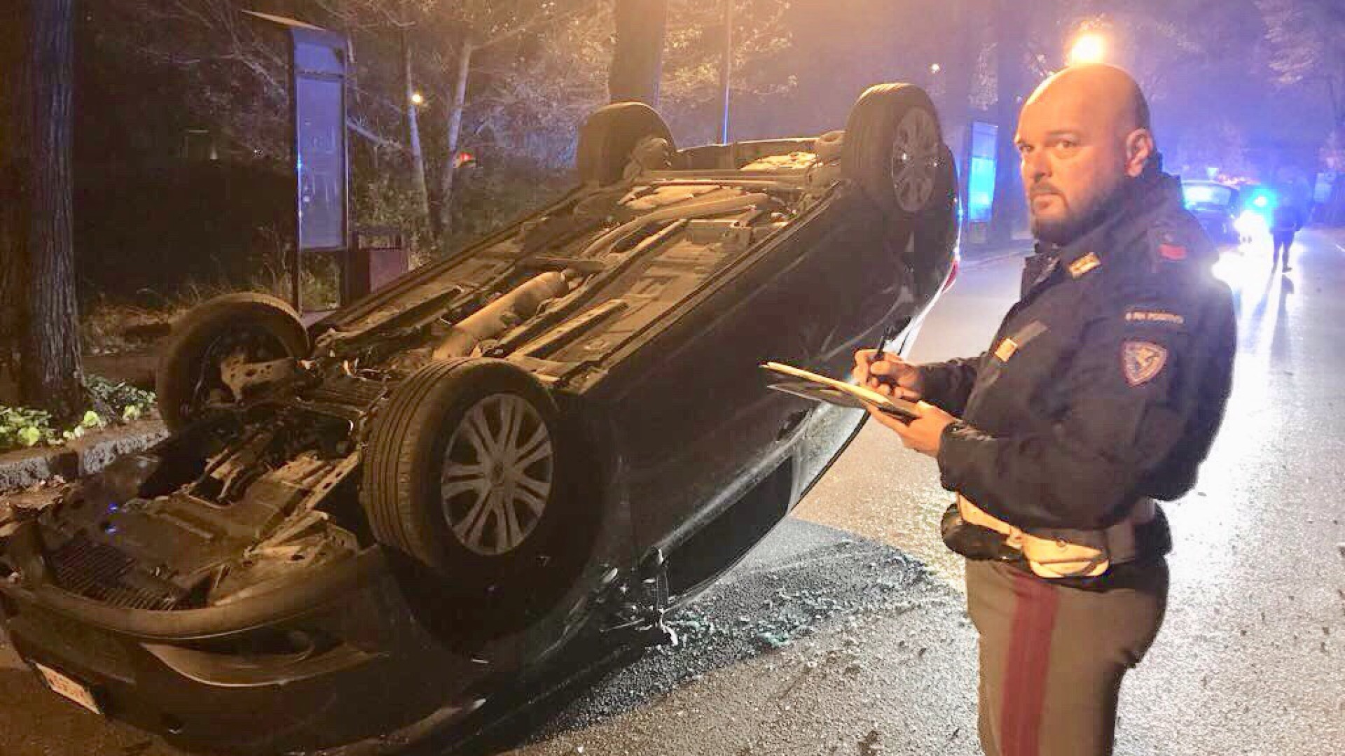 Auto si ribalta dopo aver centrato un albero. Guidatrice denunciata