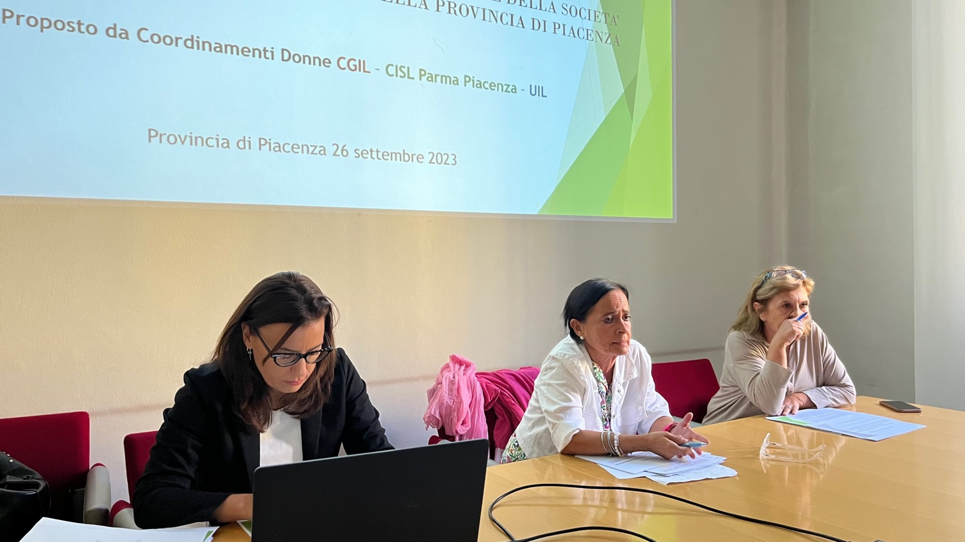 Cgil, Cisl e Uil: "La donna è l'anello più fragile della società, serve intervenire"