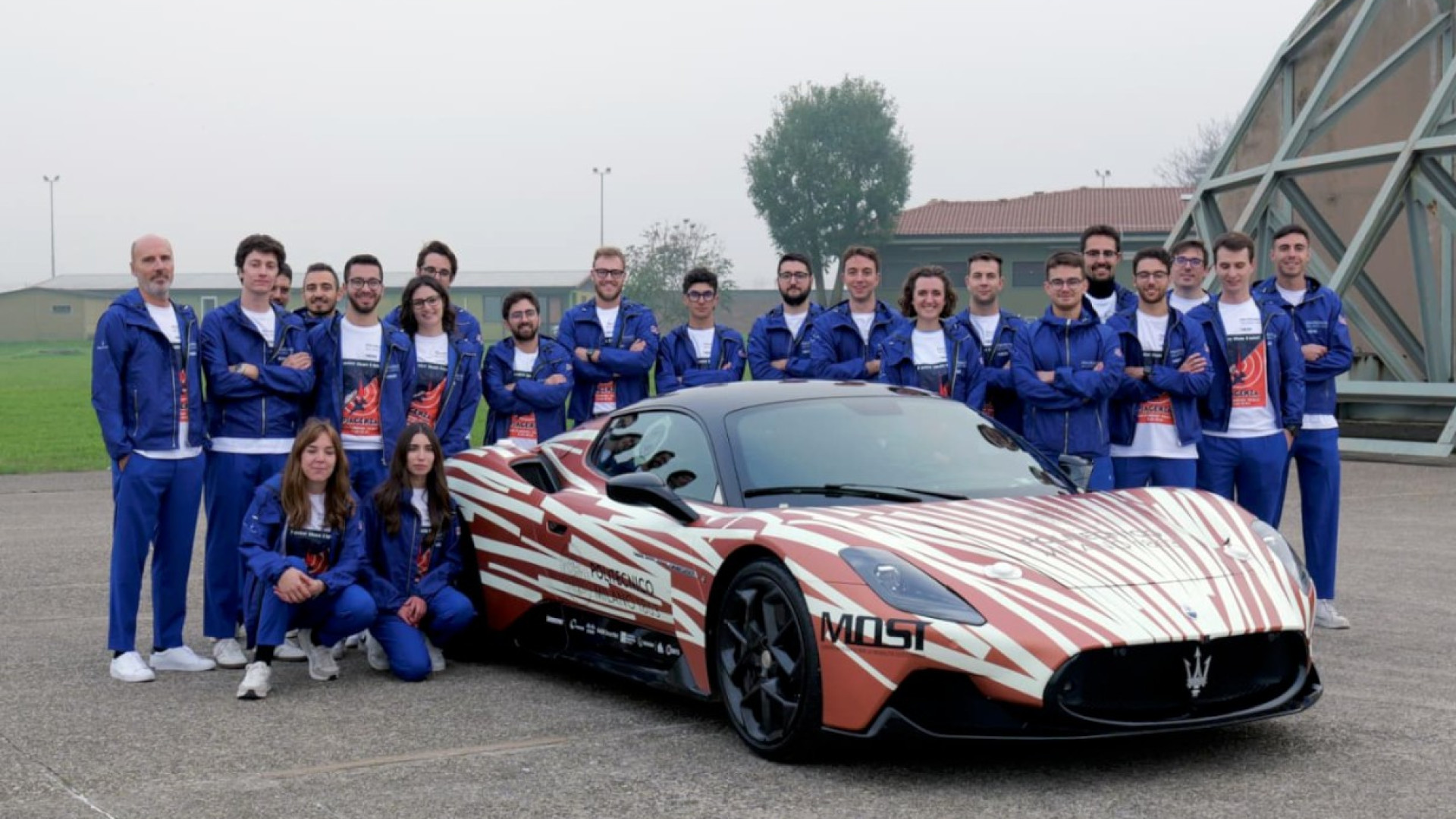 Auto guidata dall'Intelligenza artificiale a 285 km/h: record mondiale a San Damiano