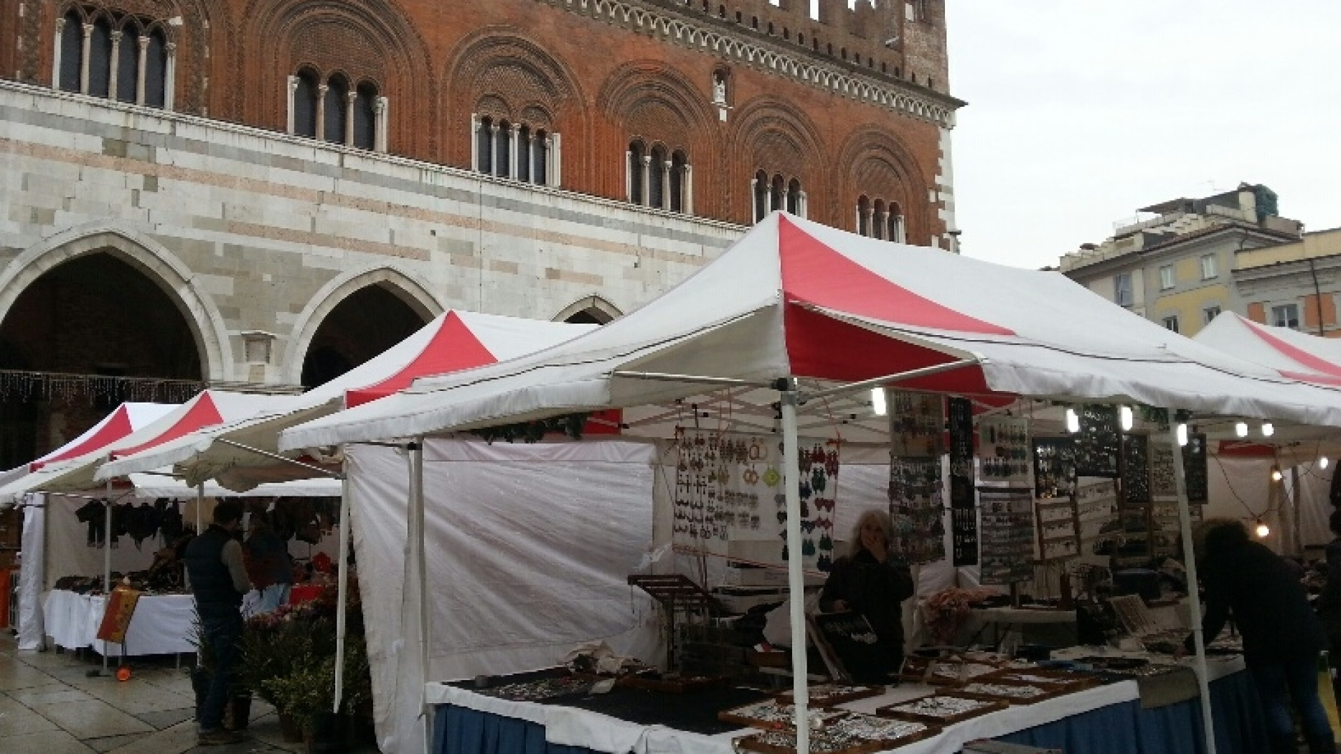 Piazza Cavalli, arrivano le bancarelle del mercato di Natale