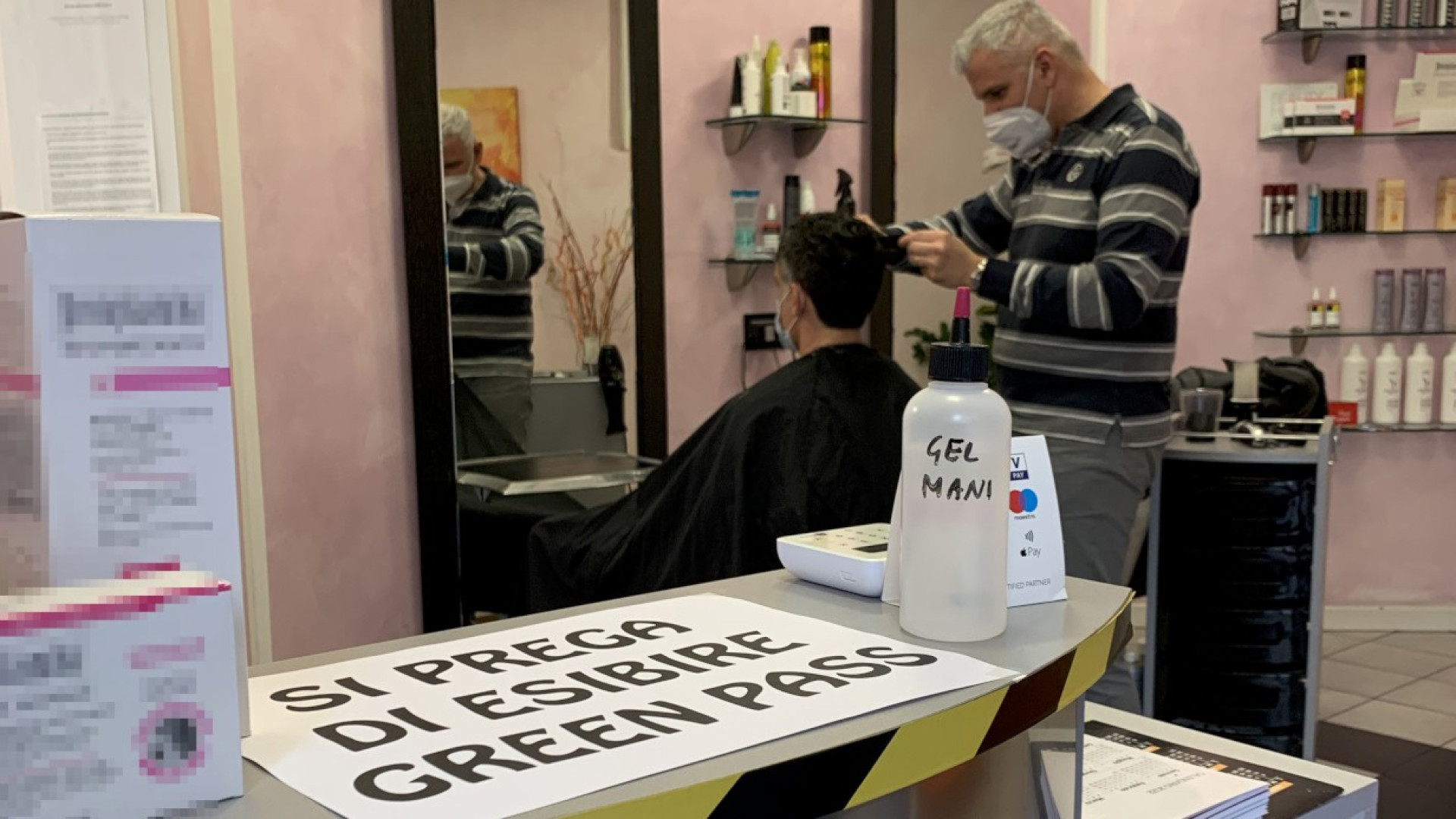 Covid, scattano le nuove misure: green pass per parrucchieri e centri estetici