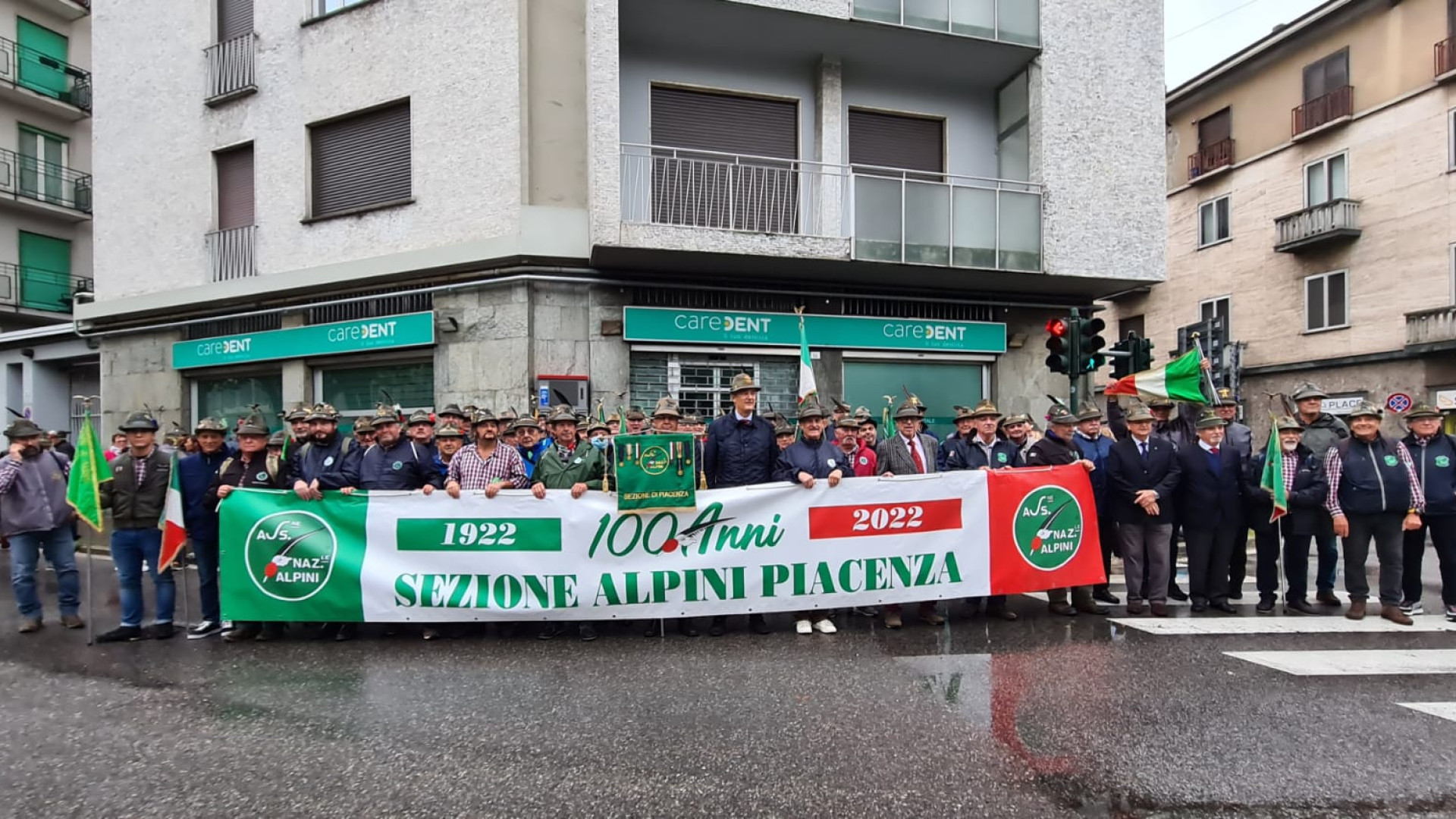 Lecco, gli alpini piacentini sfilano con lo striscione del centenario