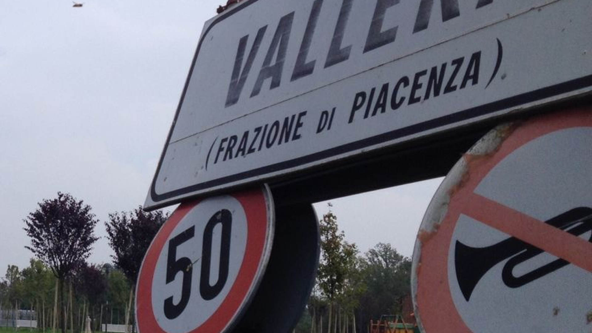 Vallera, ladro sfonda vetrata con la famiglia in casa. "Attimi di terrore"