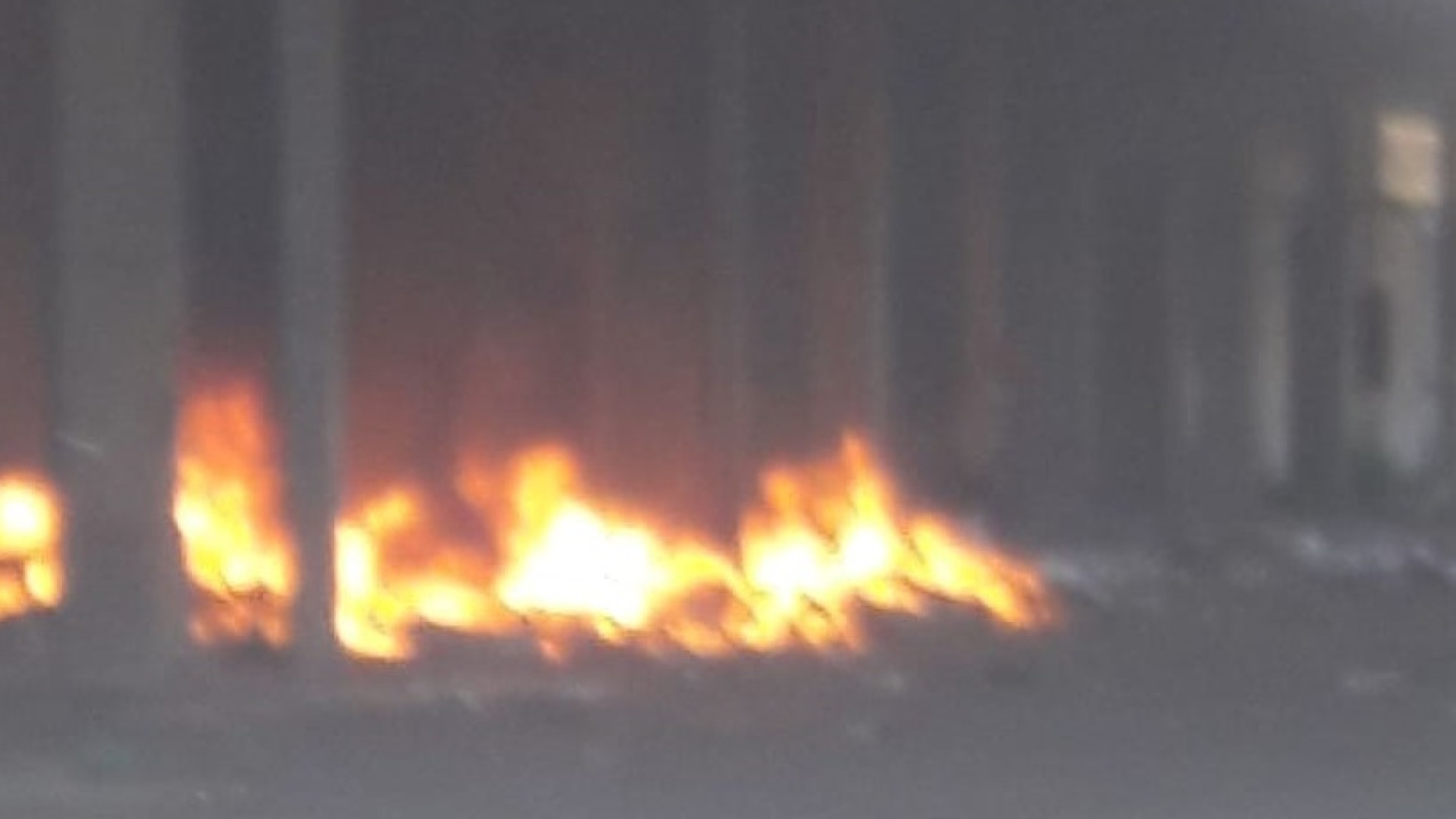 Scoppia incendio nell'ex mercato ortofrutticolo, domato dai vigili del fuoco