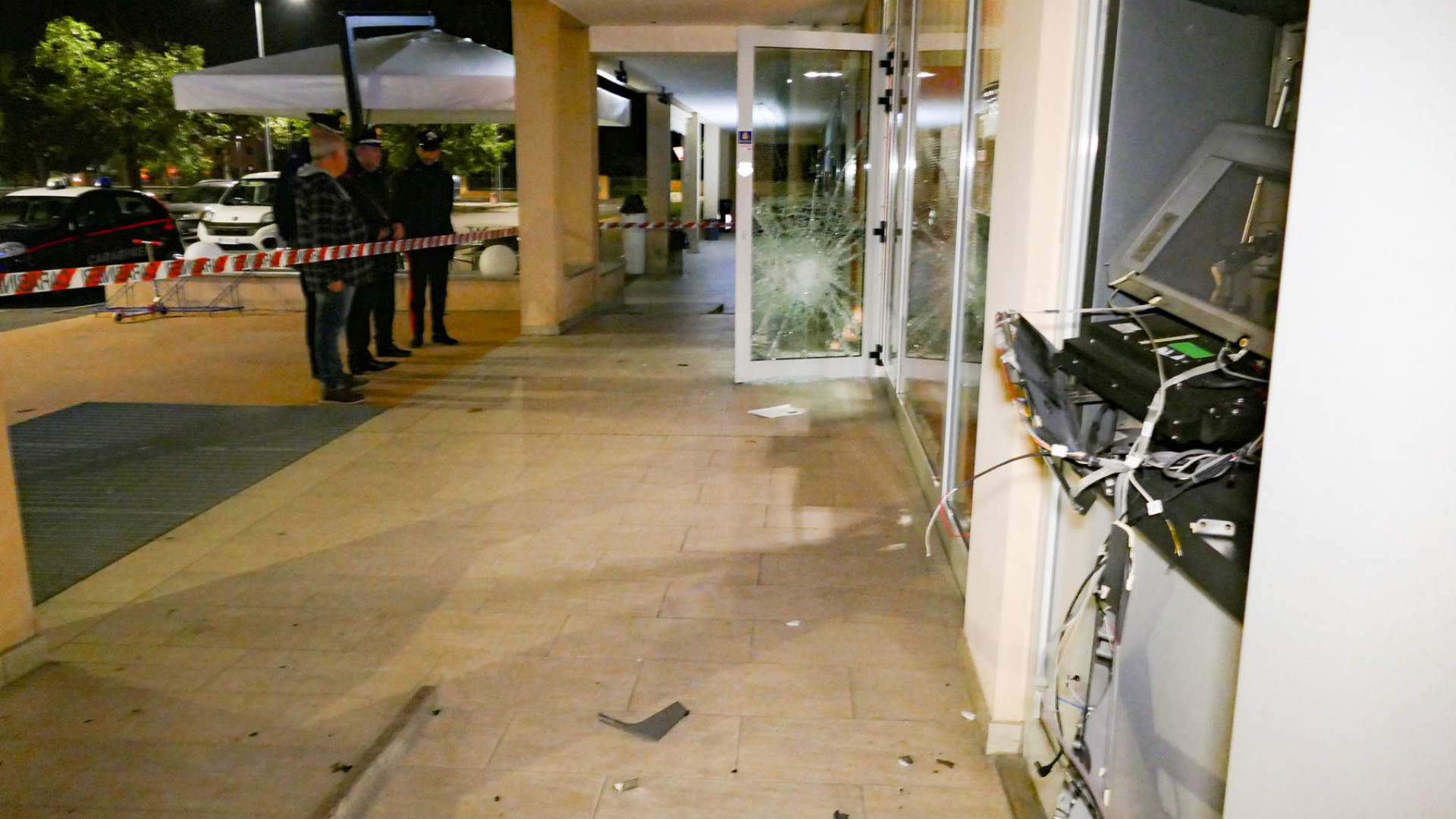 Bancomat sventrato con l'esplosivo a San Nicolò. I ladri sfondano la porta di una banca, poi fuga in auto